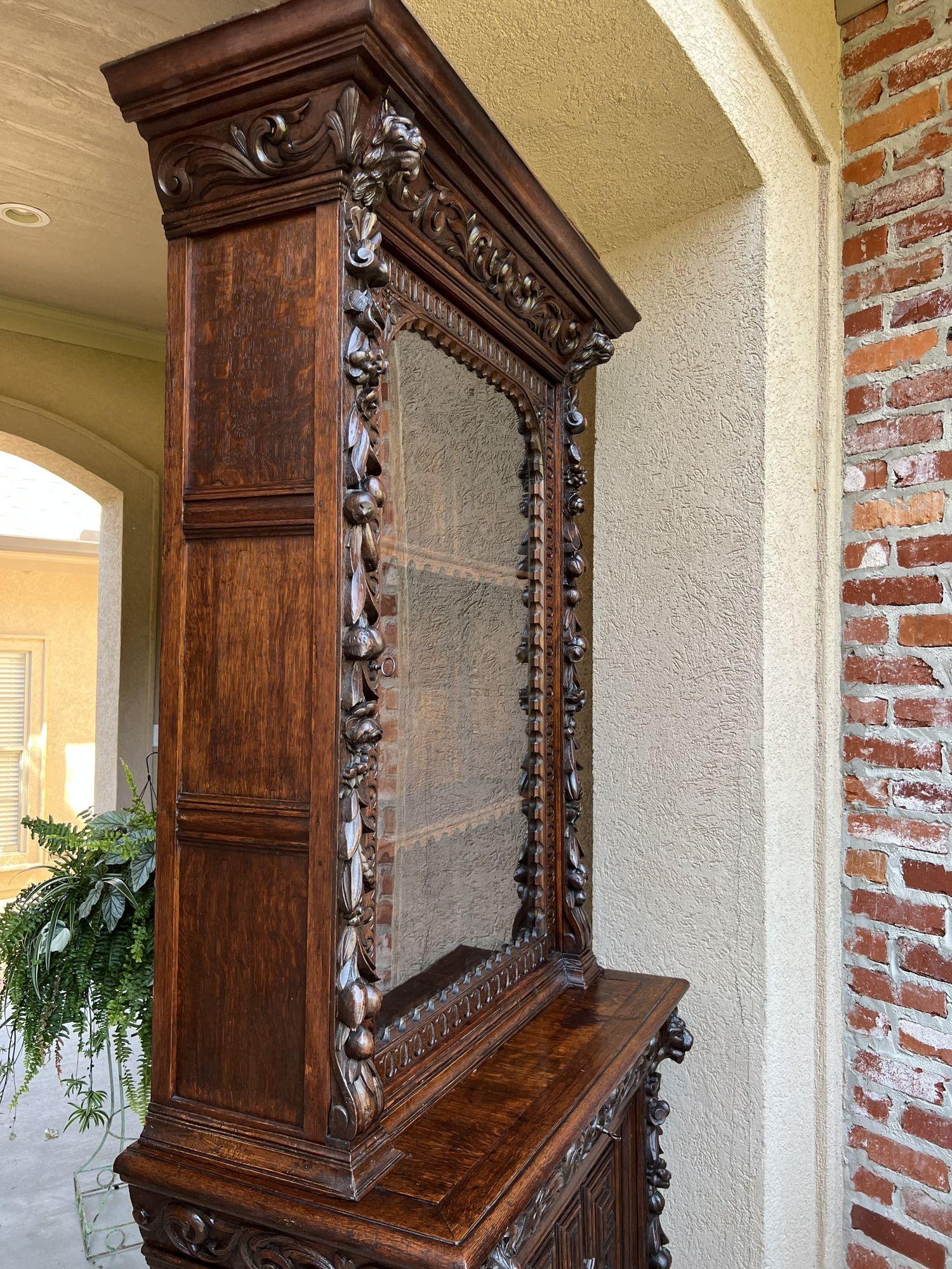 Ancienne armoire bibliothèque française en chêne sculpté Black Forest Renaissance Verre en vente 13