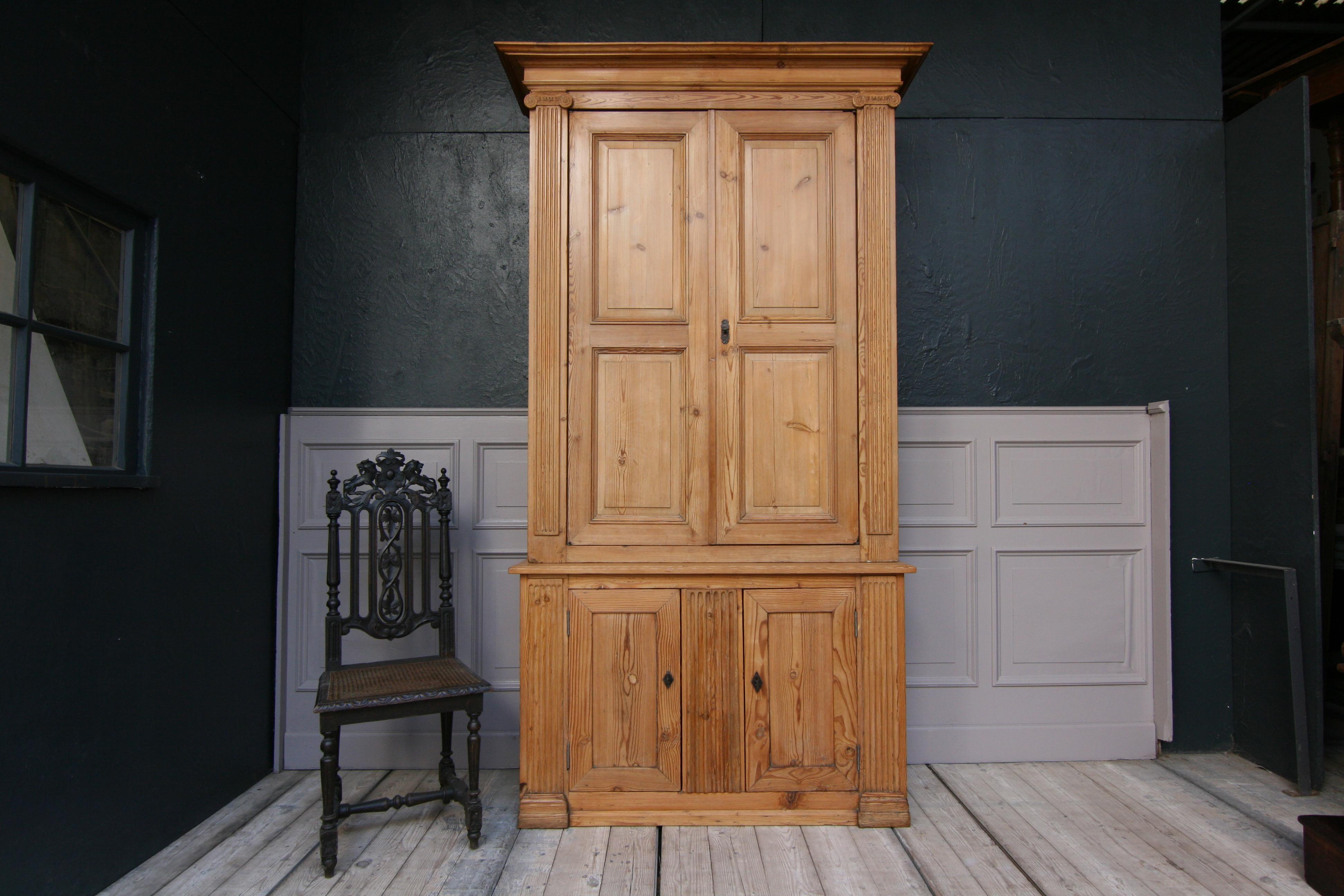 A 19th Century French bookcase in Renaissance style, made of solid pine.

Consists of an upper and a lower part with a total of 4 doors.

Facade-like front. Pilaster strips with fluted pilasters, both on the lower and upper part. Starting at the