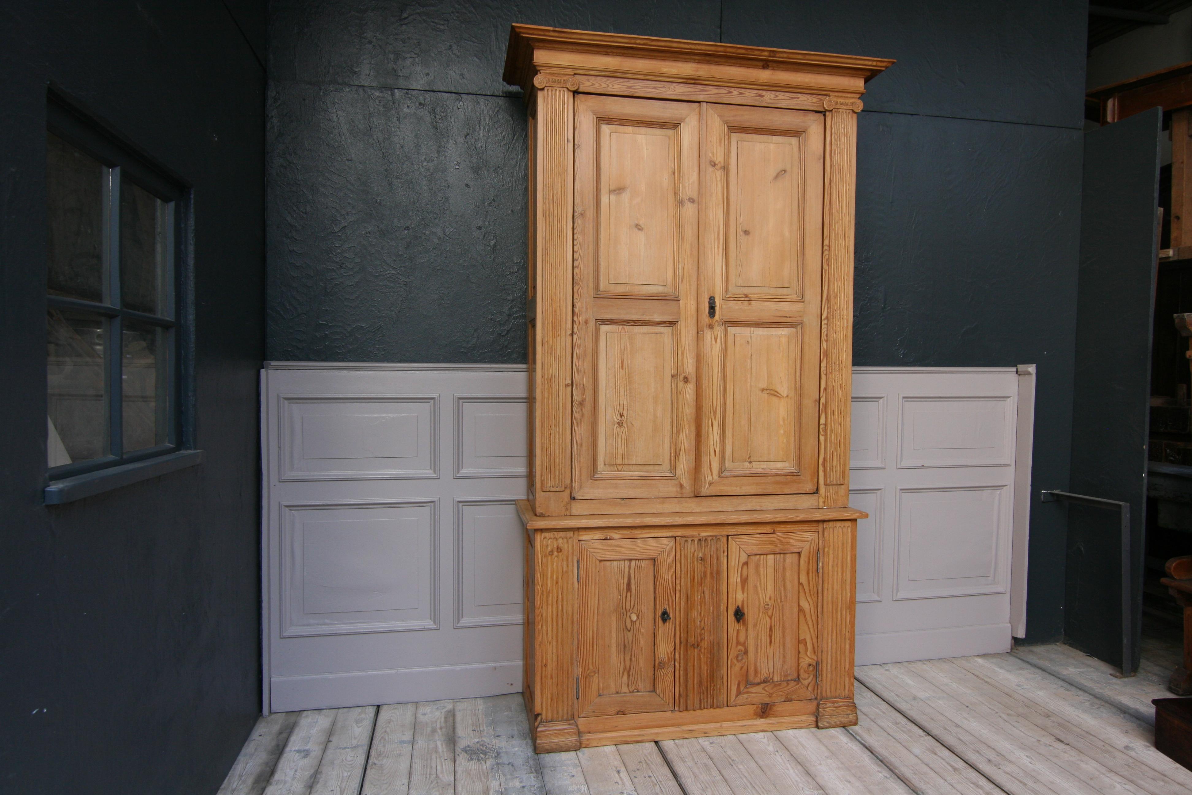 19th Century French Renaissance Revival Bookcase Cabinet Made of Pine For Sale 3