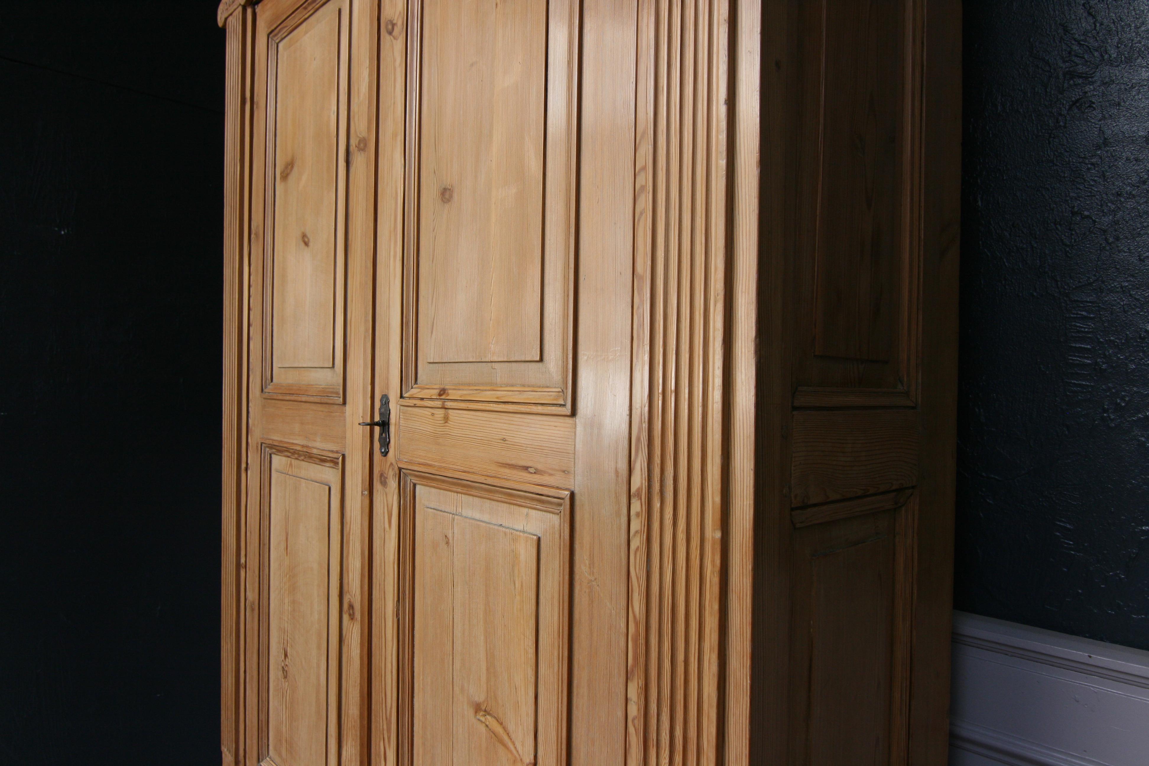 19th Century French Renaissance Revival Bookcase Cabinet Made of Pine For Sale 5