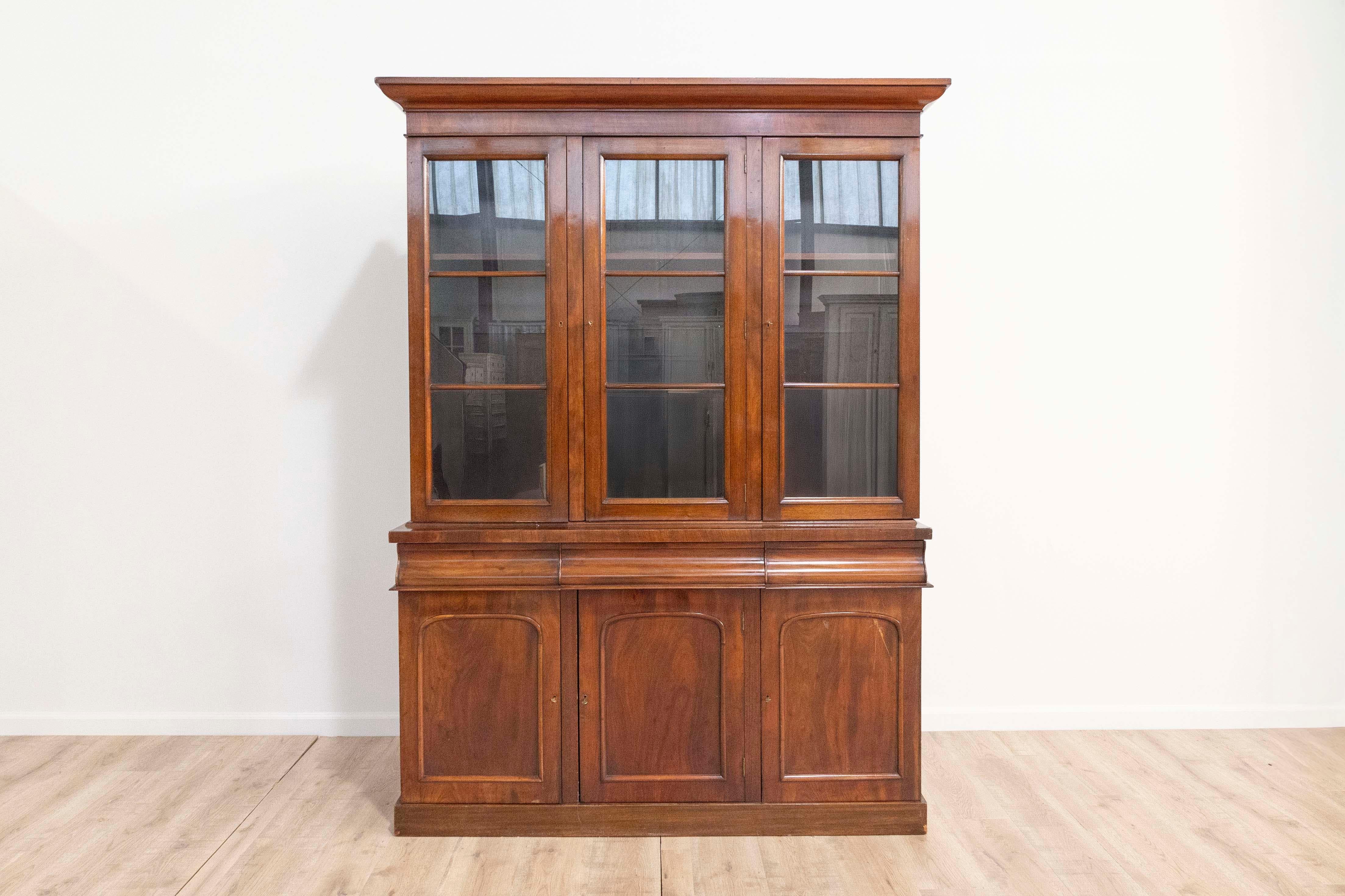 Questa elegante libreria francese del XIX secolo è un esempio lampante di artigianato classico e design senza tempo. Realizzato in noce massiccio, presenta una patina ricca e calda che mette in risalto le venature naturali e la profondità del legno.