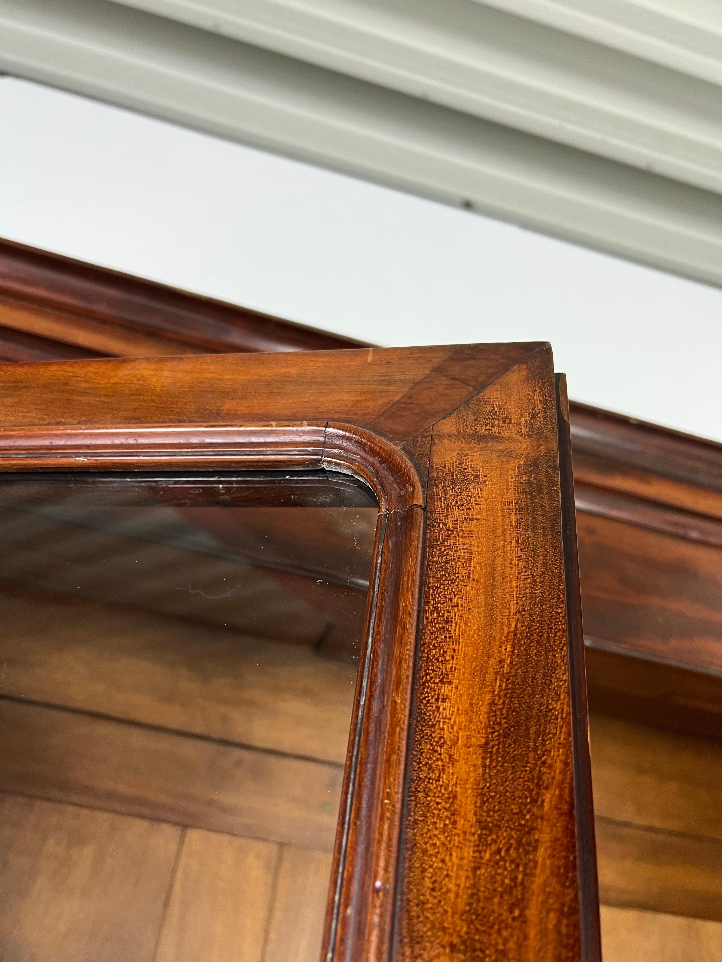 Libreria / credenza / vetrina Louis Philippe di una bellezza pazzesca. Impiallacciatura in mogano su Oak. Risale alla fine del XIX secolo.

Le condizioni sono eccezionalmente buone. Tutte le serrature funzionano correttamente. Quasi nessun segno