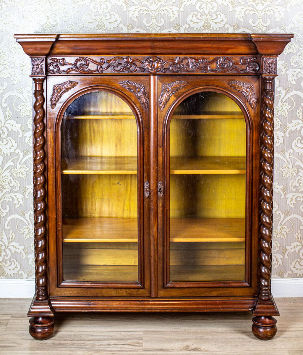 19th-Century French Bookcase-Showcase in Brown

We present you a two-leaf piece of furniture finished with an advanced cornice.
The whole is from Q4 of the 19th century.
The leaves are glazed, closed by arches, and flanked with spirally turned