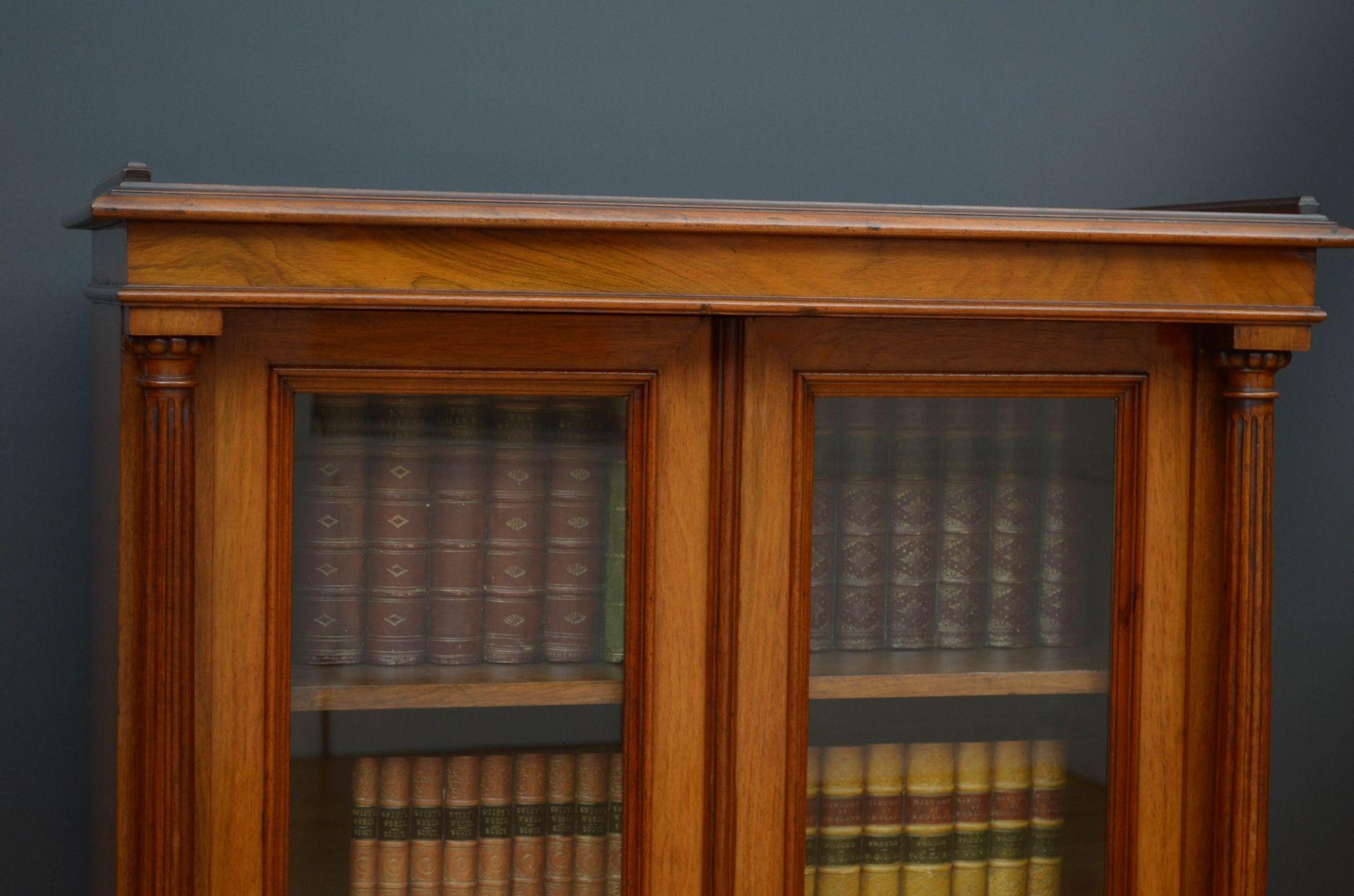 19th Century French Bookcase / Vitrine in Walnut For Sale 8