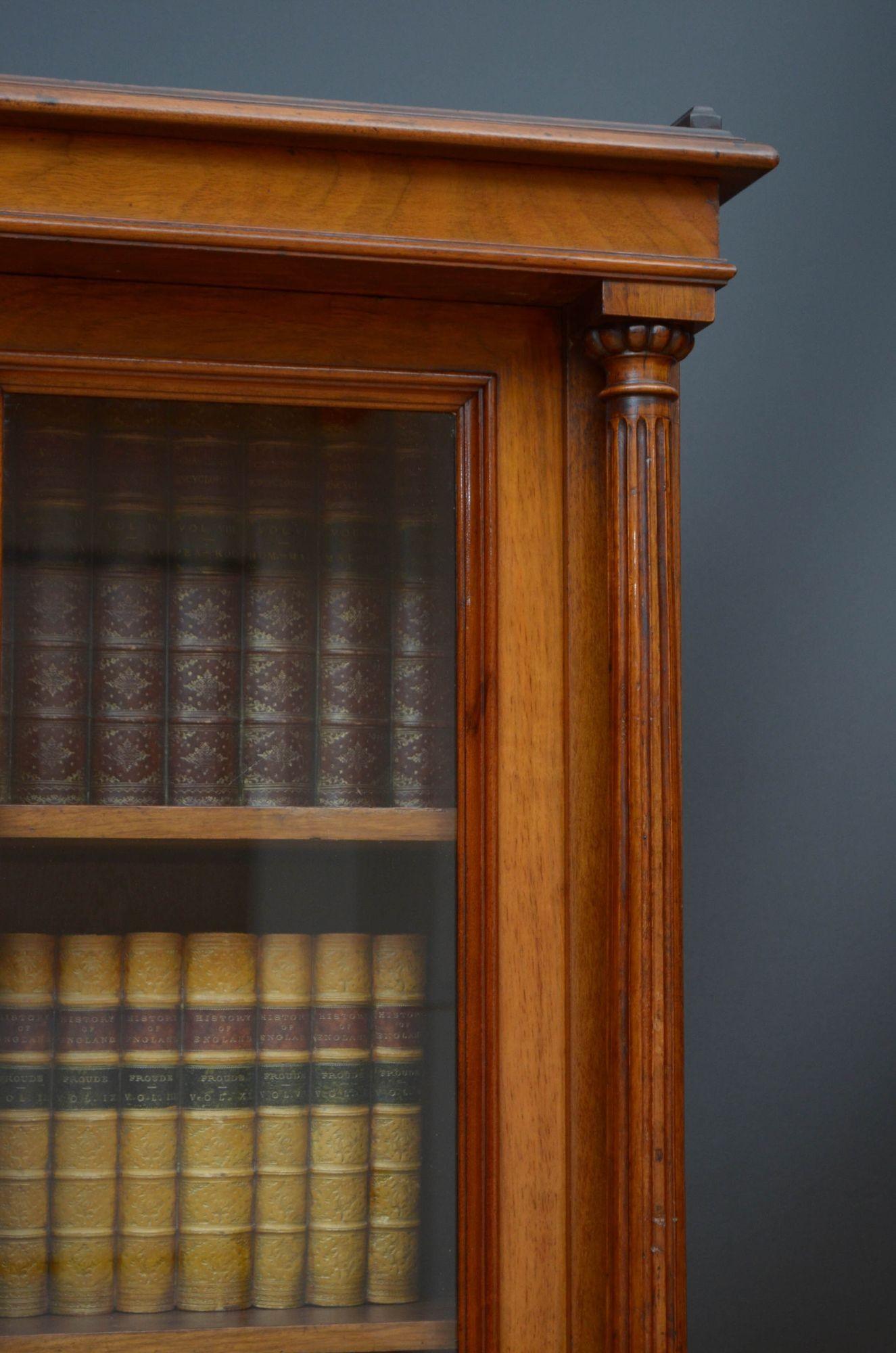 19th Century French Bookcase / Vitrine in Walnut For Sale 13