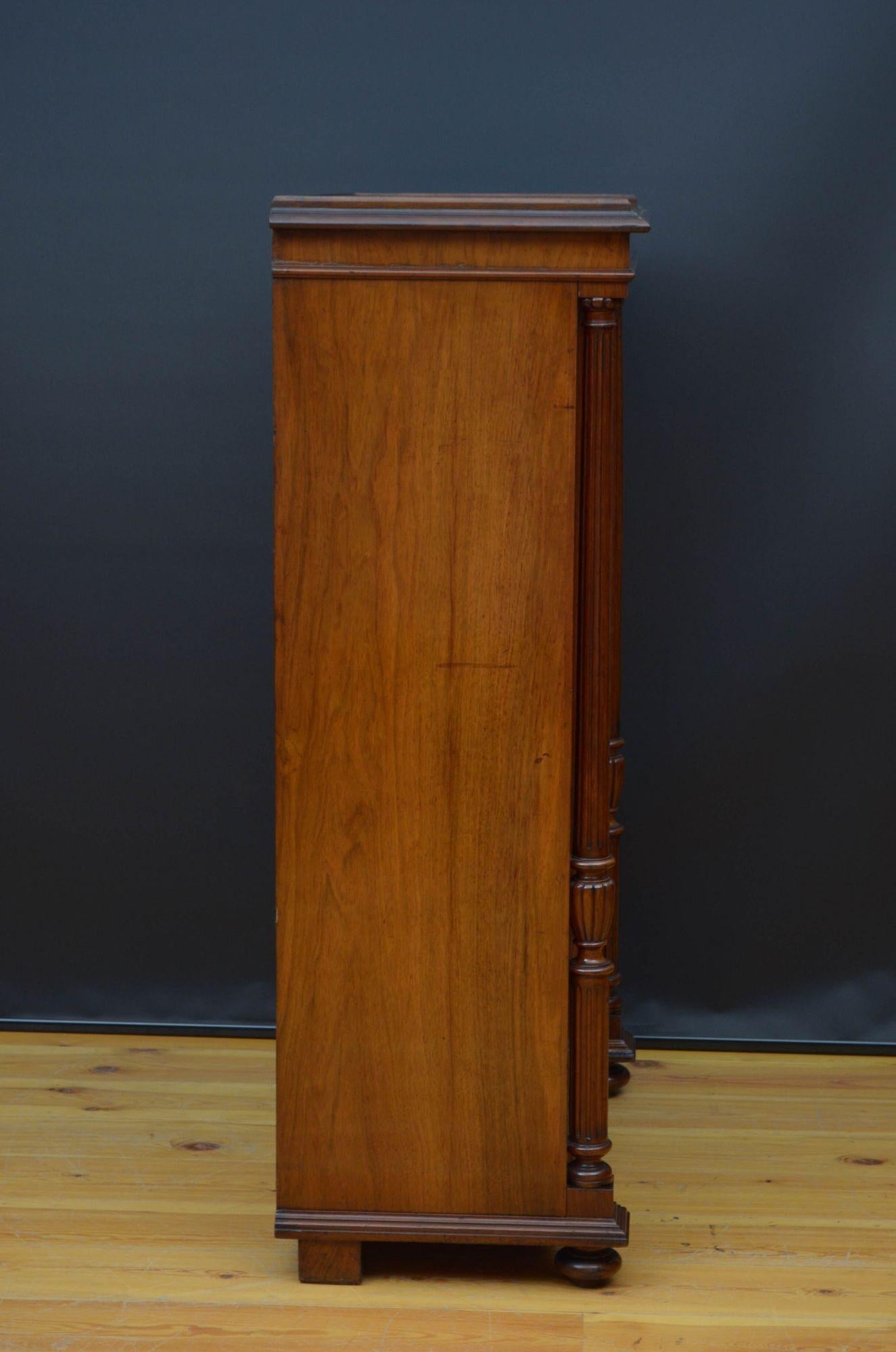 19th Century French Bookcase / Vitrine in Walnut For Sale 15