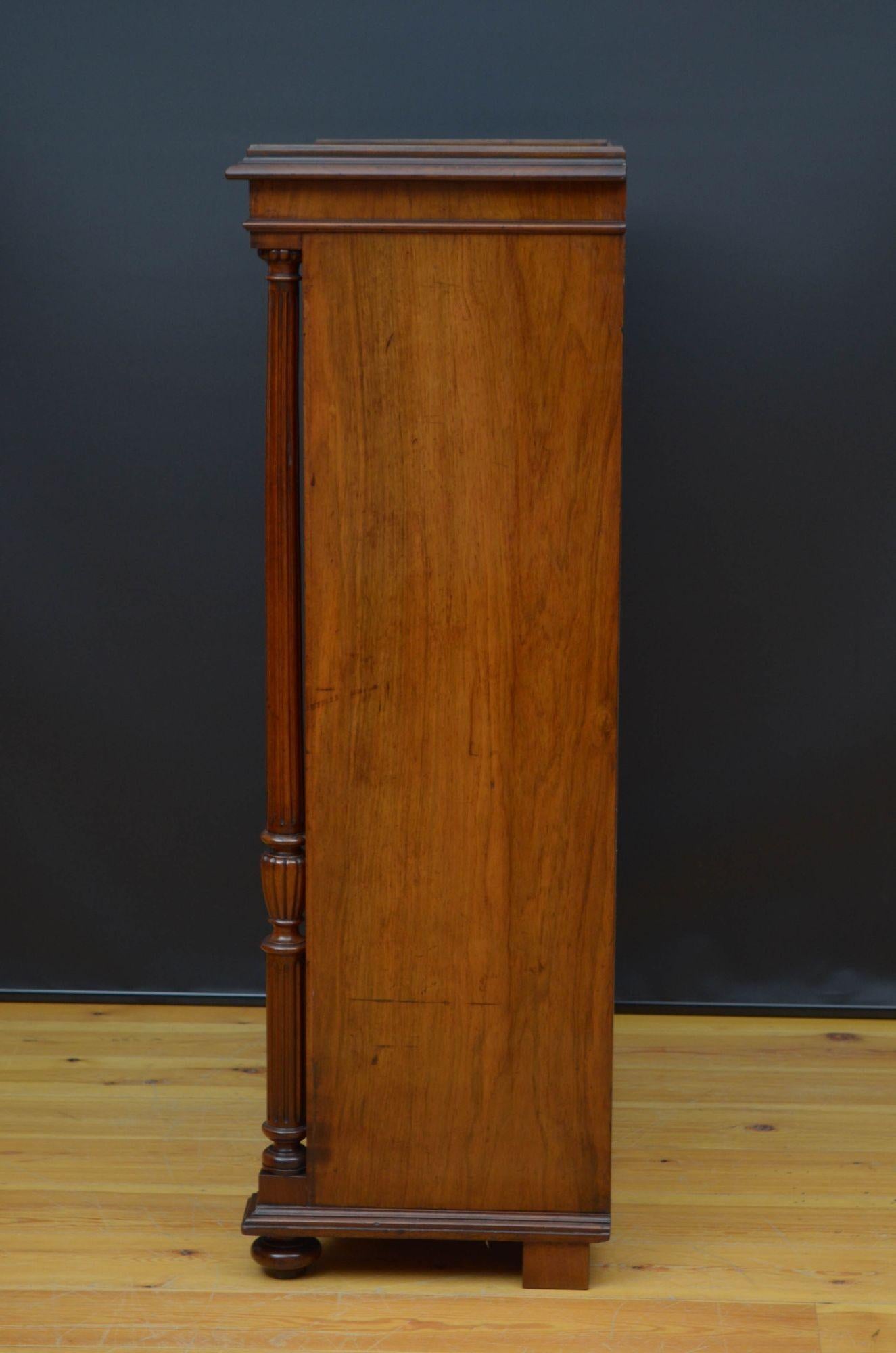 19th Century French Bookcase / Vitrine in Walnut For Sale 16