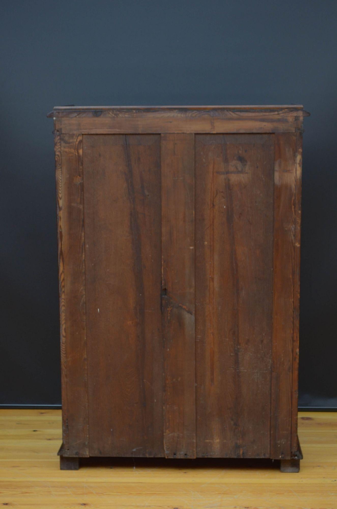 19th Century French Bookcase / Vitrine in Walnut For Sale 17