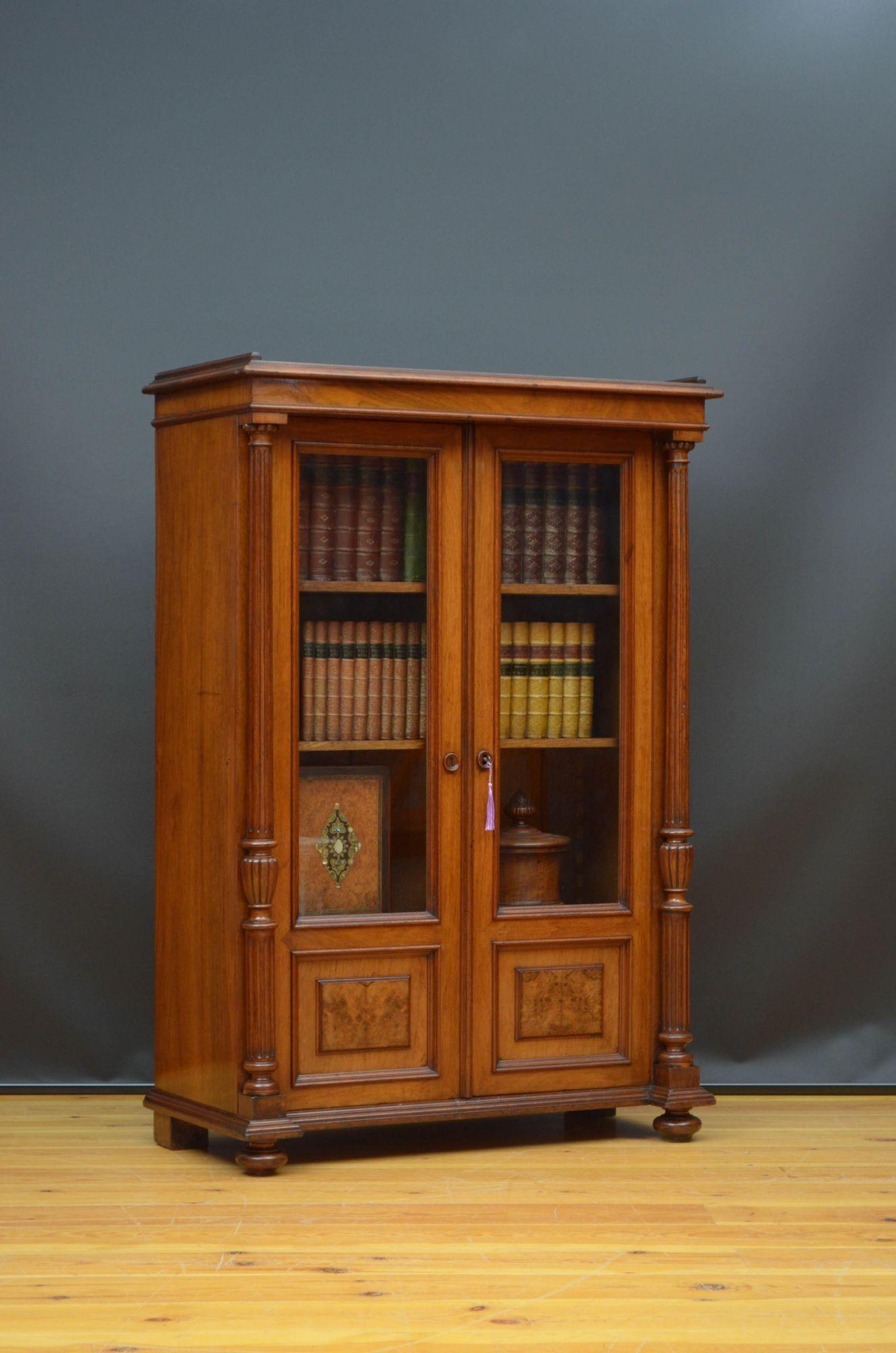 19th Century French Bookcase / Vitrine in Walnut In Good Condition For Sale In Whaley Bridge, GB