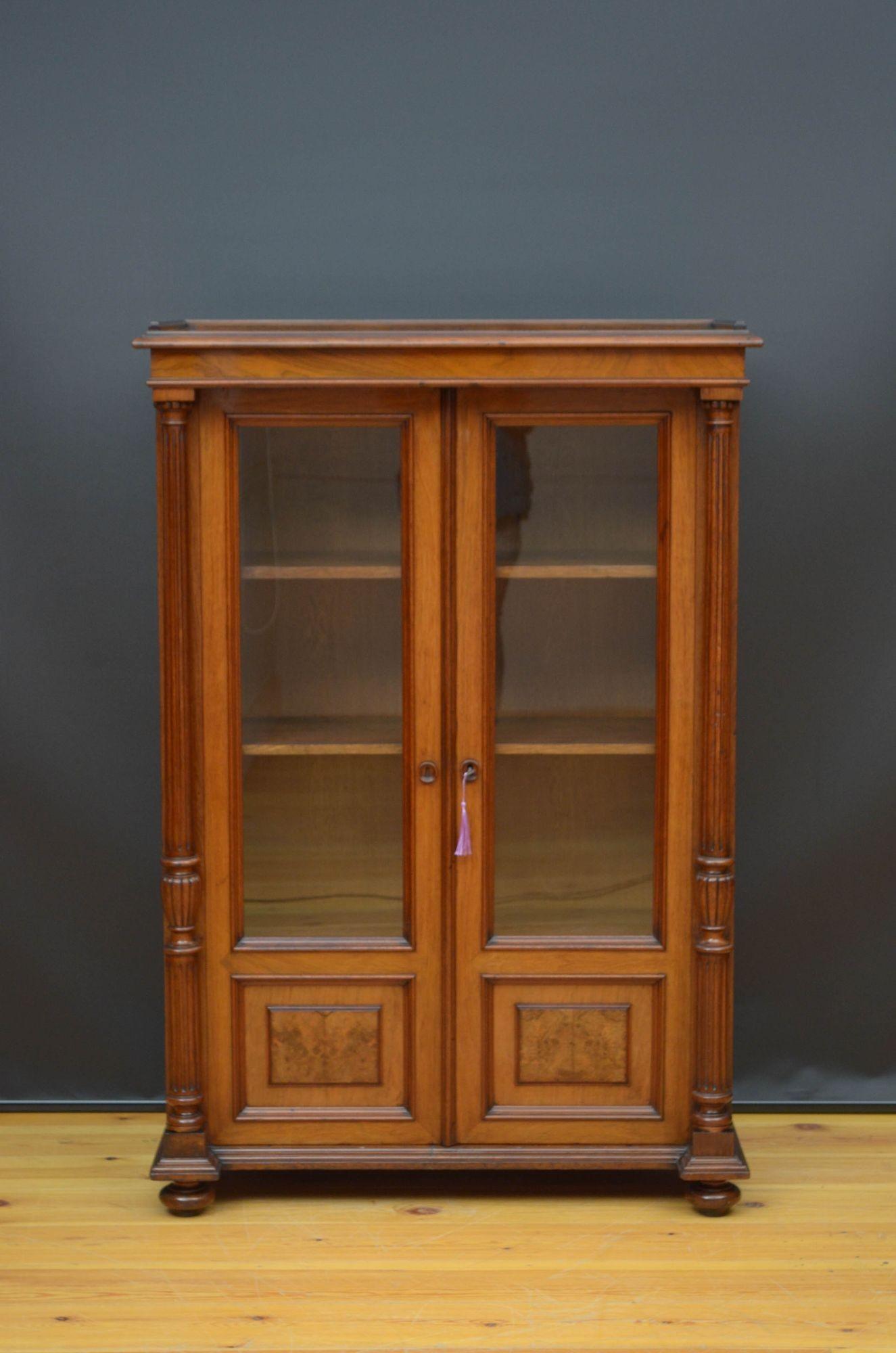19th Century French Bookcase / Vitrine in Walnut For Sale 1