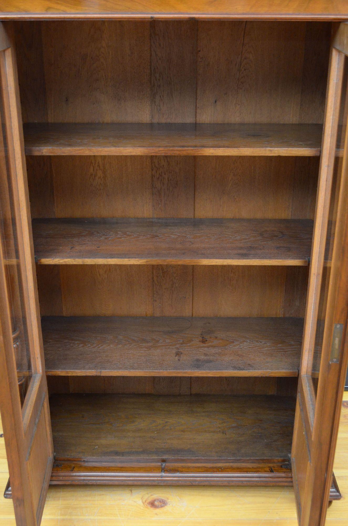 19th Century French Bookcase / Vitrine in Walnut For Sale 2