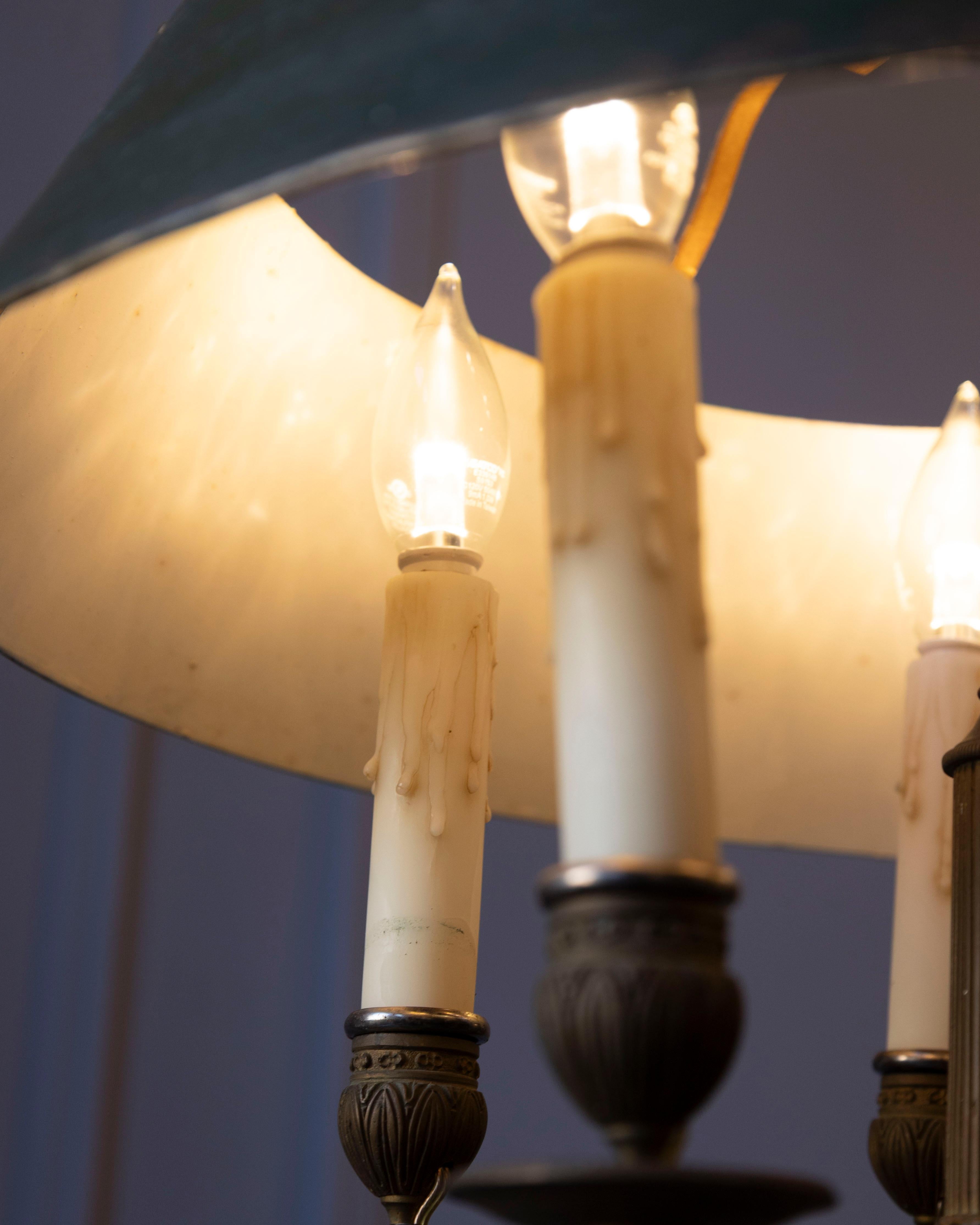 Lampadario Bouillotte francese del XIX secolo in tiglio e bronzo in vendita 1