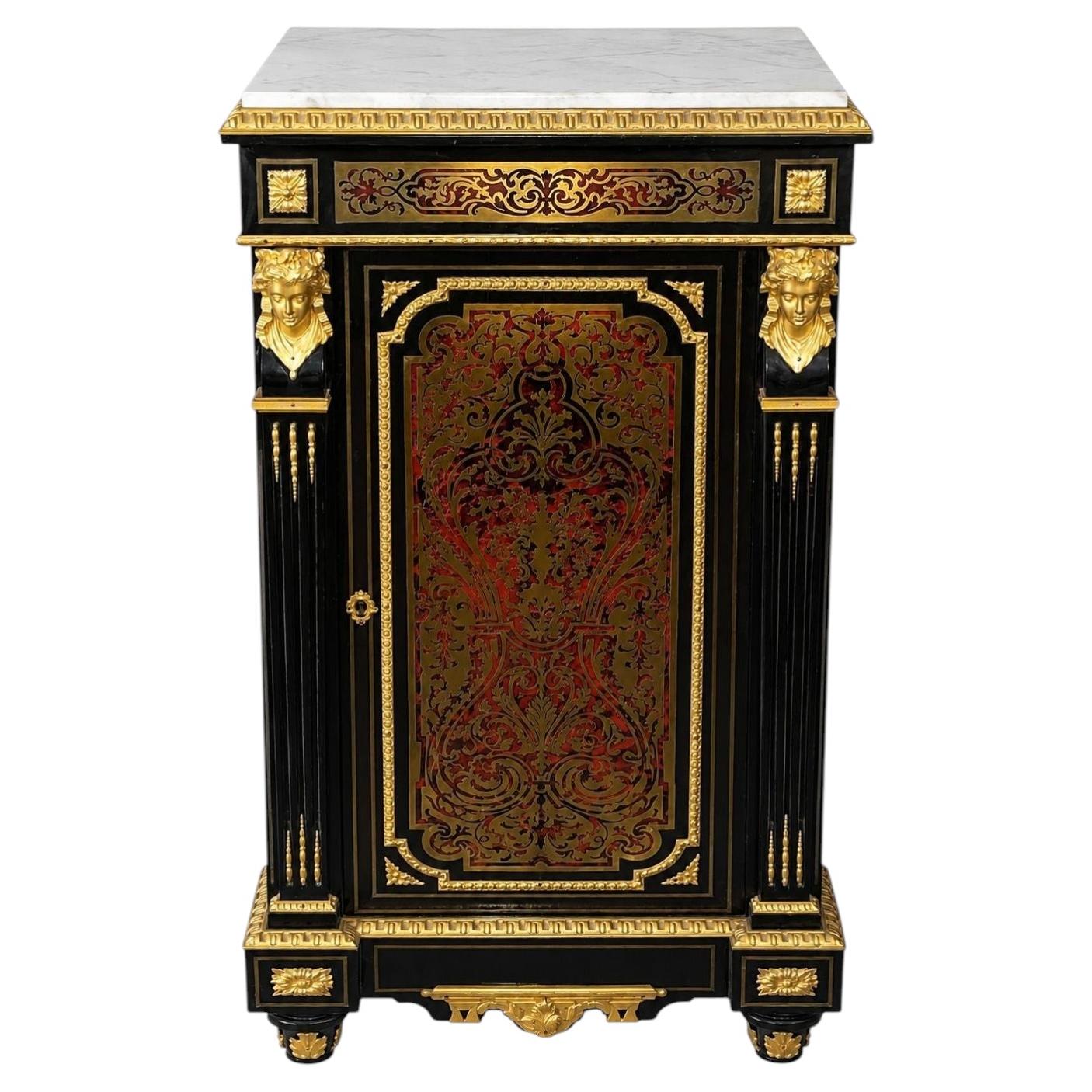 Armadio Boulle francese del XIX secolo con piano in bronzo dorato e marmo bianco