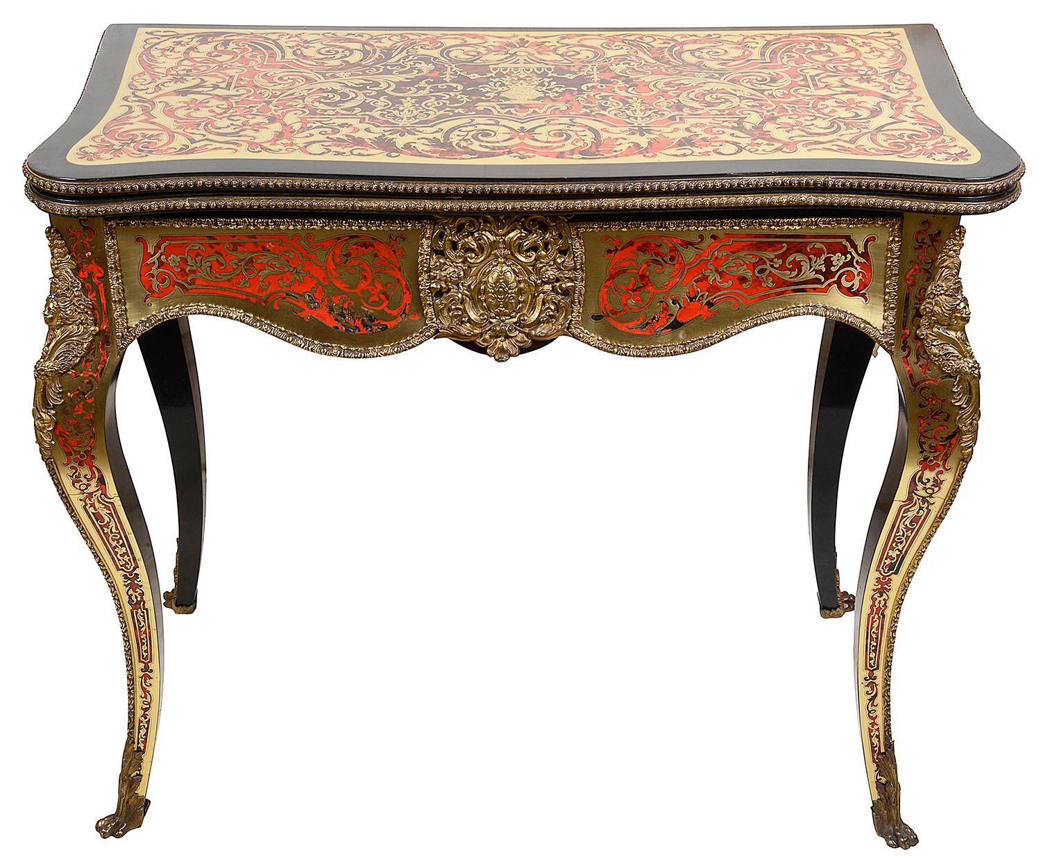 Table à cartes de bonne qualité, de style français Eleg, datant du 19e siècle, avec une magnifique décoration classique en incrustation de laiton, s'ouvrant pour révéler un plateau couvert de baize pour jouer aux cartes, reposant sur d'élégants