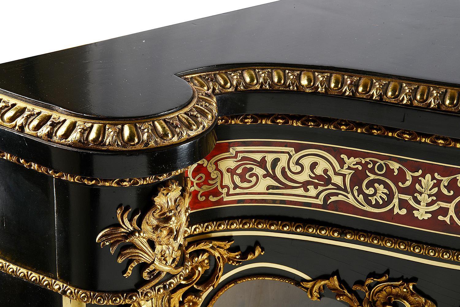 Mobile laterale o credenza intarsiata Boulle francese del XIX secolo in vendita 1