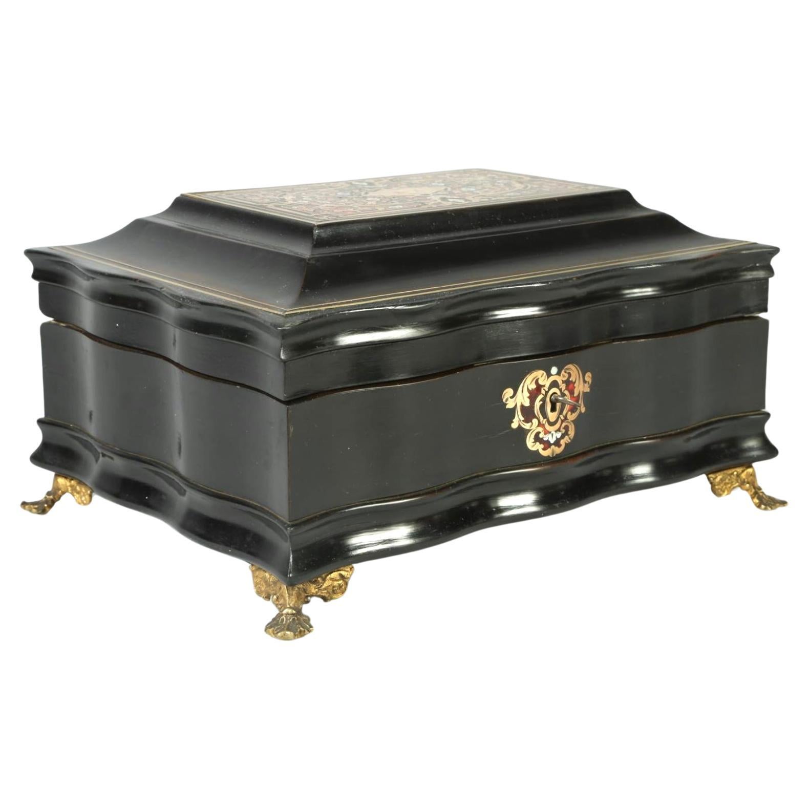 Schöne 19. Jahrhundert Französisch Empire ebonisiert schwarz und Boulle Sewing Scent Necessaire Box mit Bronze-Applikationen und Tatze Füße. Das Oberteil zeigt ein rotes, bronzefarbenes und weißes Blumenmotiv mit einer Monogrammplatte, die
