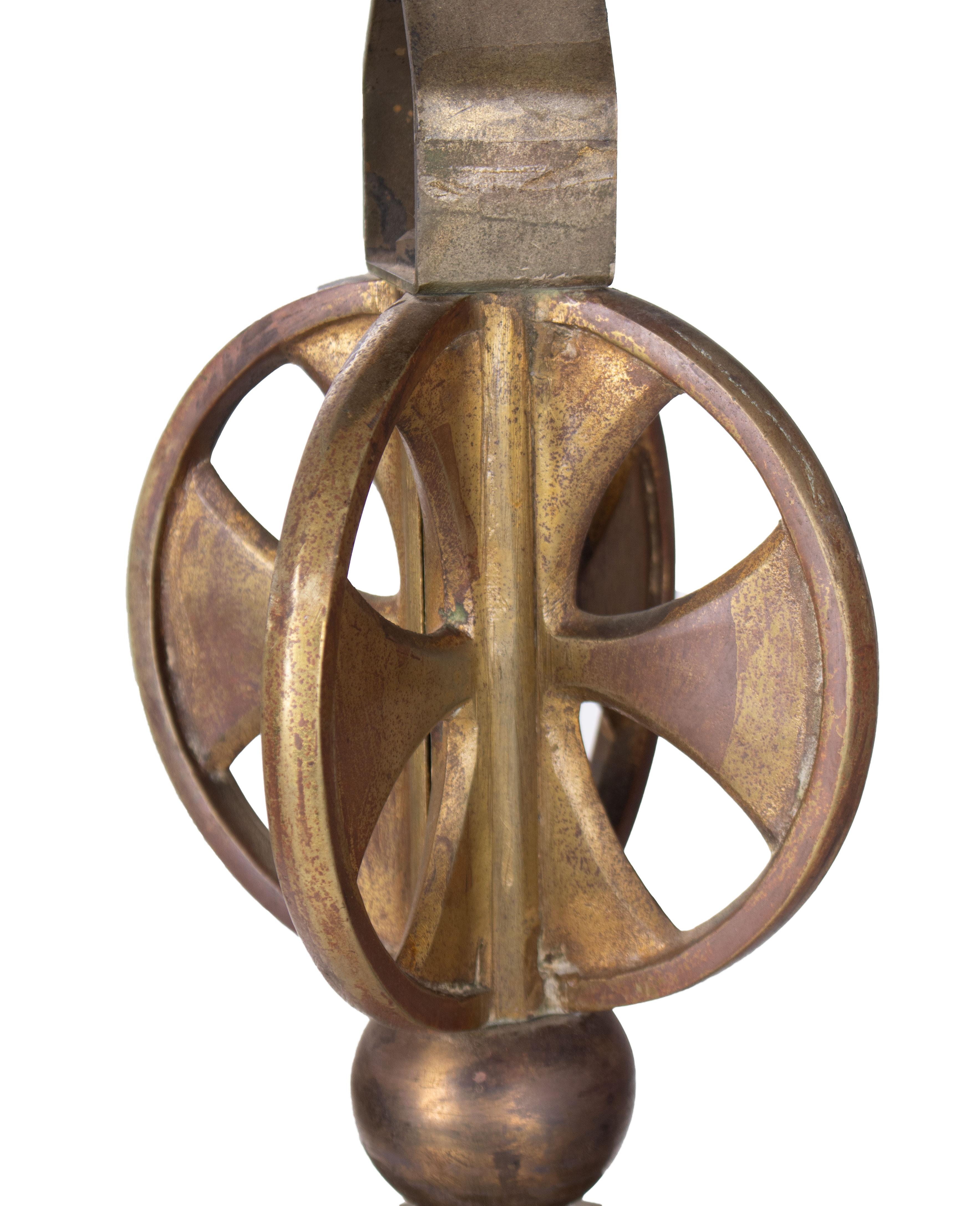 Lampe suspendue française du 19ème siècle en laiton et bois décorée de croix en vente 1
