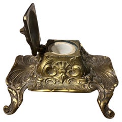 Antikes, graviertes und signiertes Tintenfass aus französischem Messing im Louis-XV-Stil des 19. Jahrhunderts