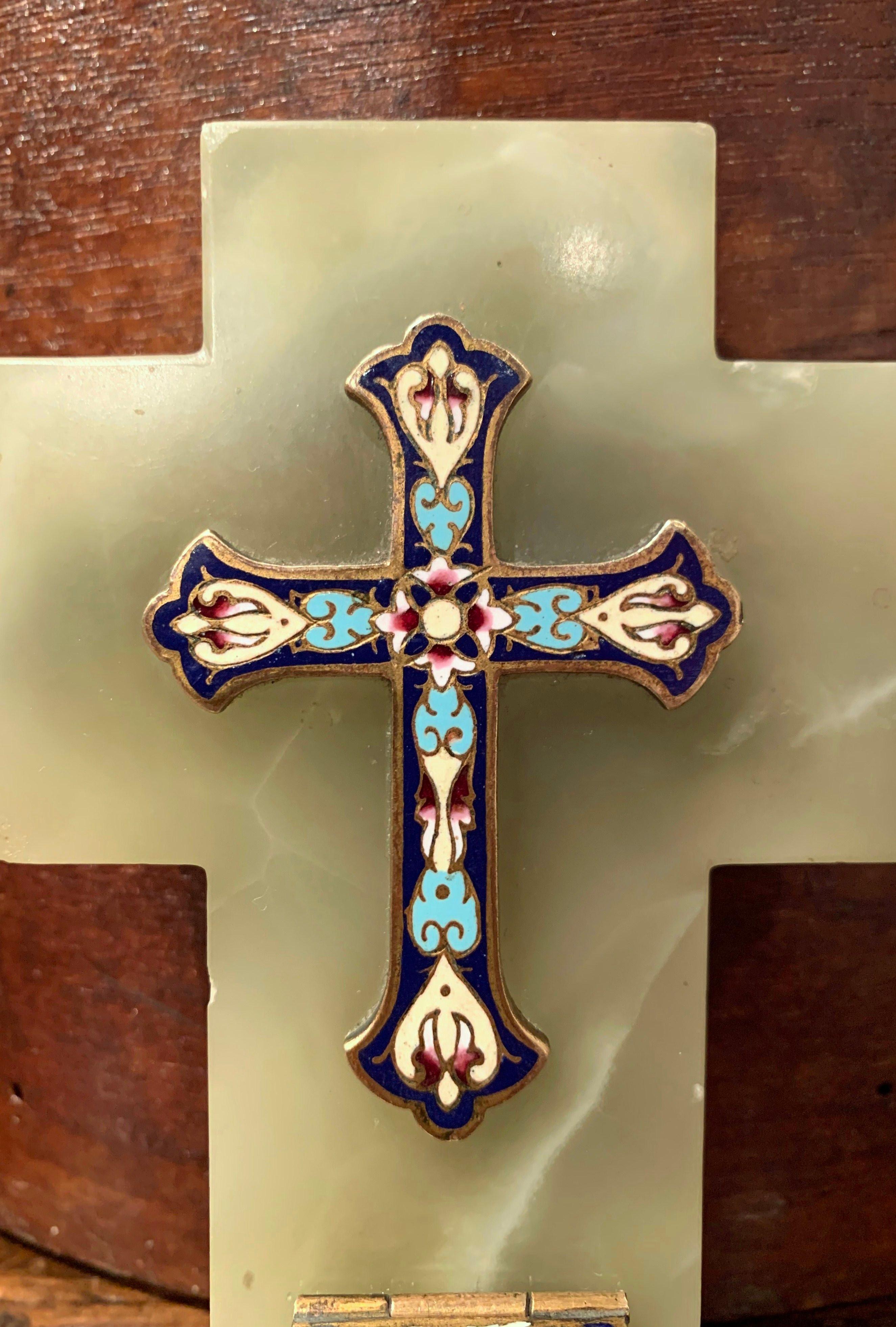 Cette croix colorée en marbre et laiton avec récipient d'eau bénite a été créée en France, vers 1880. La croix antique présente un magnifique travail cloisonné complexe avec de l'émail, de la pierre et du bronze. Elle est montée sur une plaque de