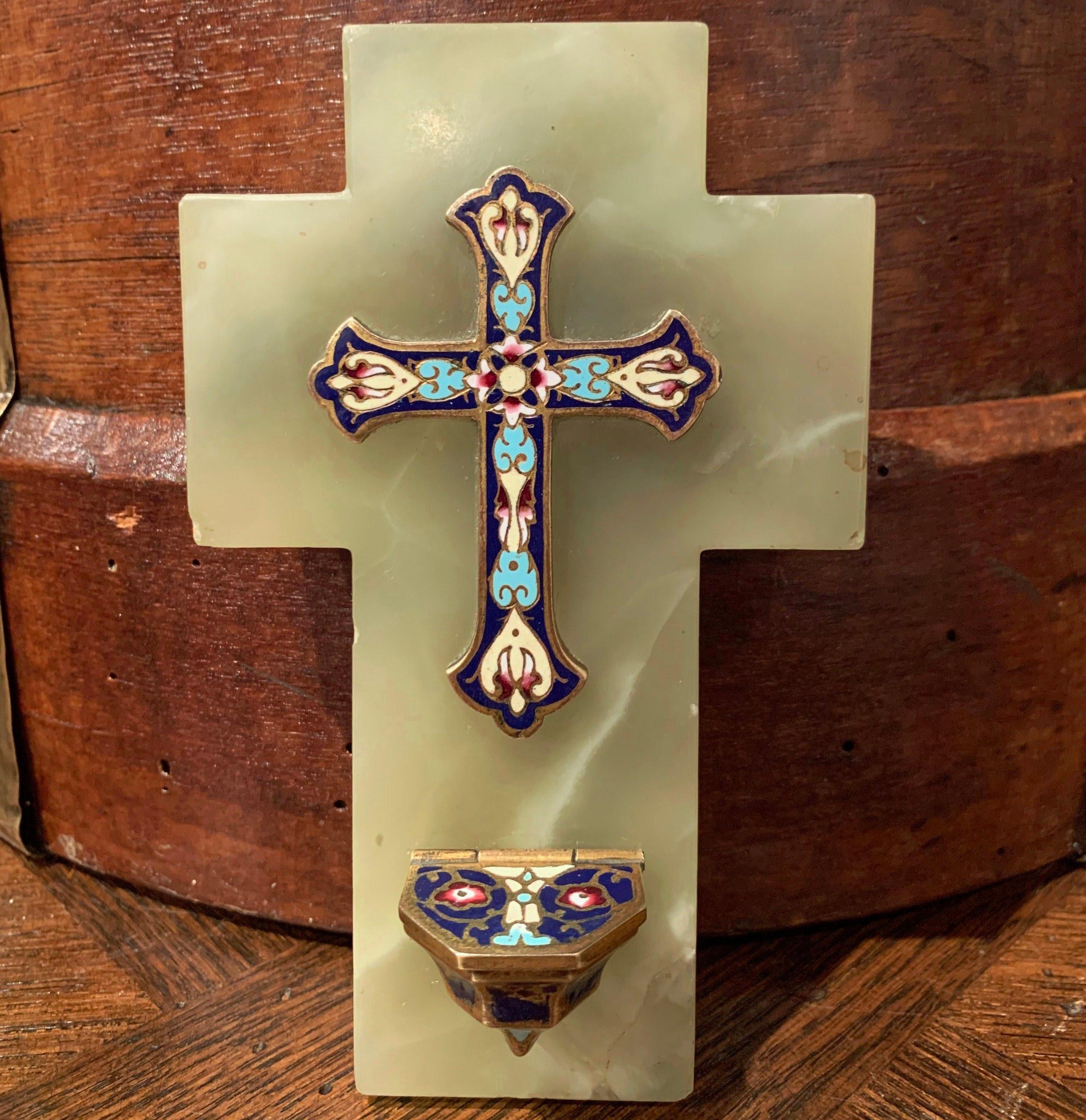Champlevé Croix française du XIXe siècle en laiton et champlevé avec bénitier sur marbre vert en vente