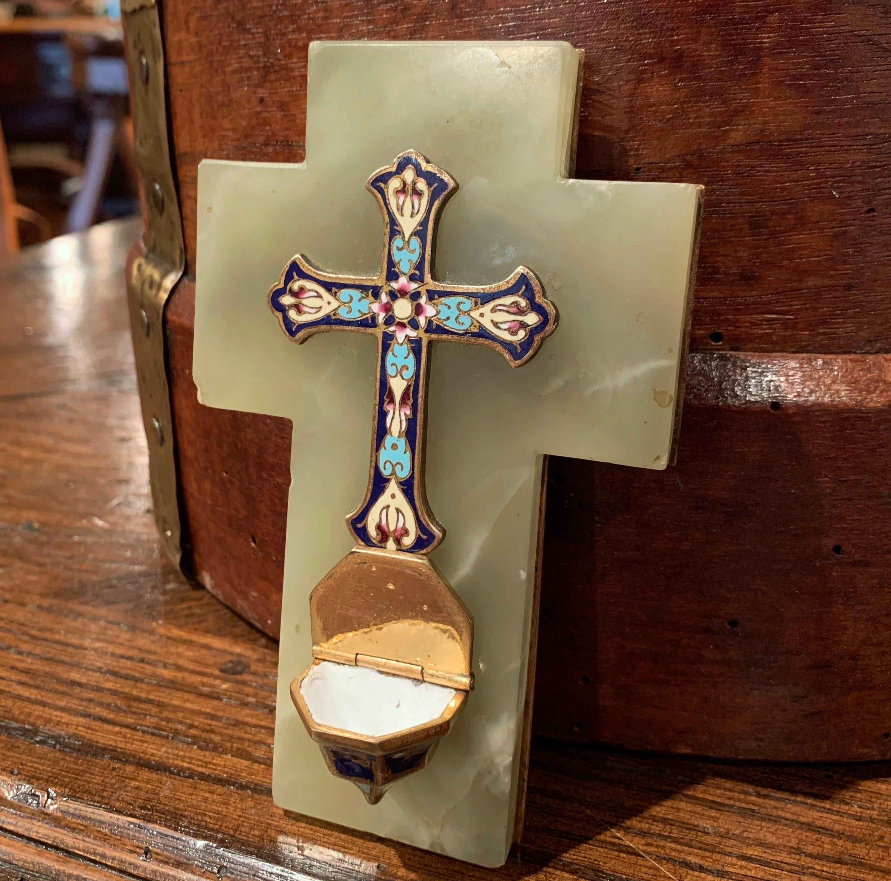 Croix française du XIXe siècle en laiton et champlevé avec bénitier sur marbre vert Excellent état - En vente à Dallas, TX