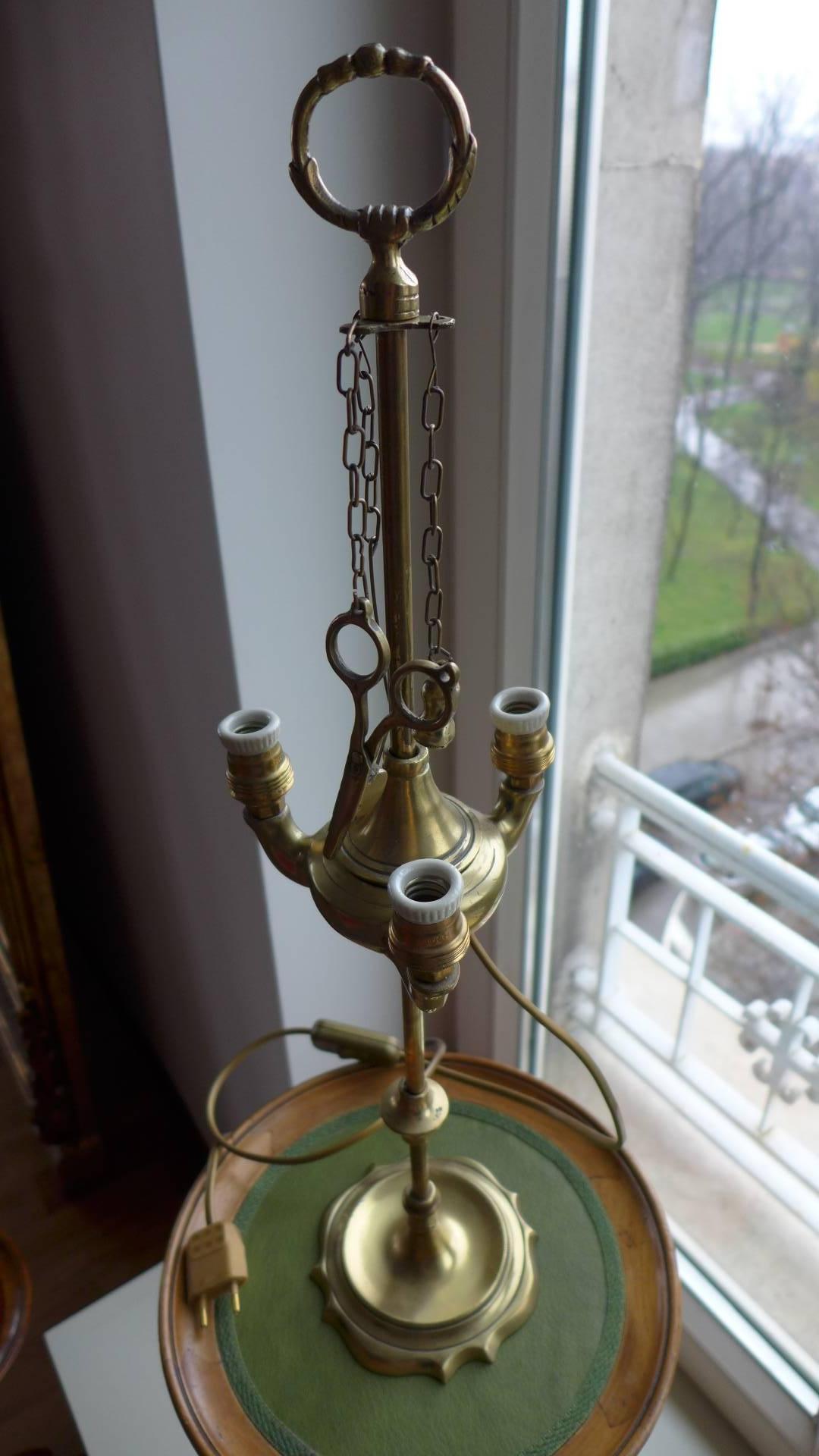 elektrifizierte Messing-Schreibtischlampe aus dem 19. Jahrhundert im Empire-Stil.
Der Teil mit den Glühbirnen ist verstellbar.
Frankreich, um 1860.