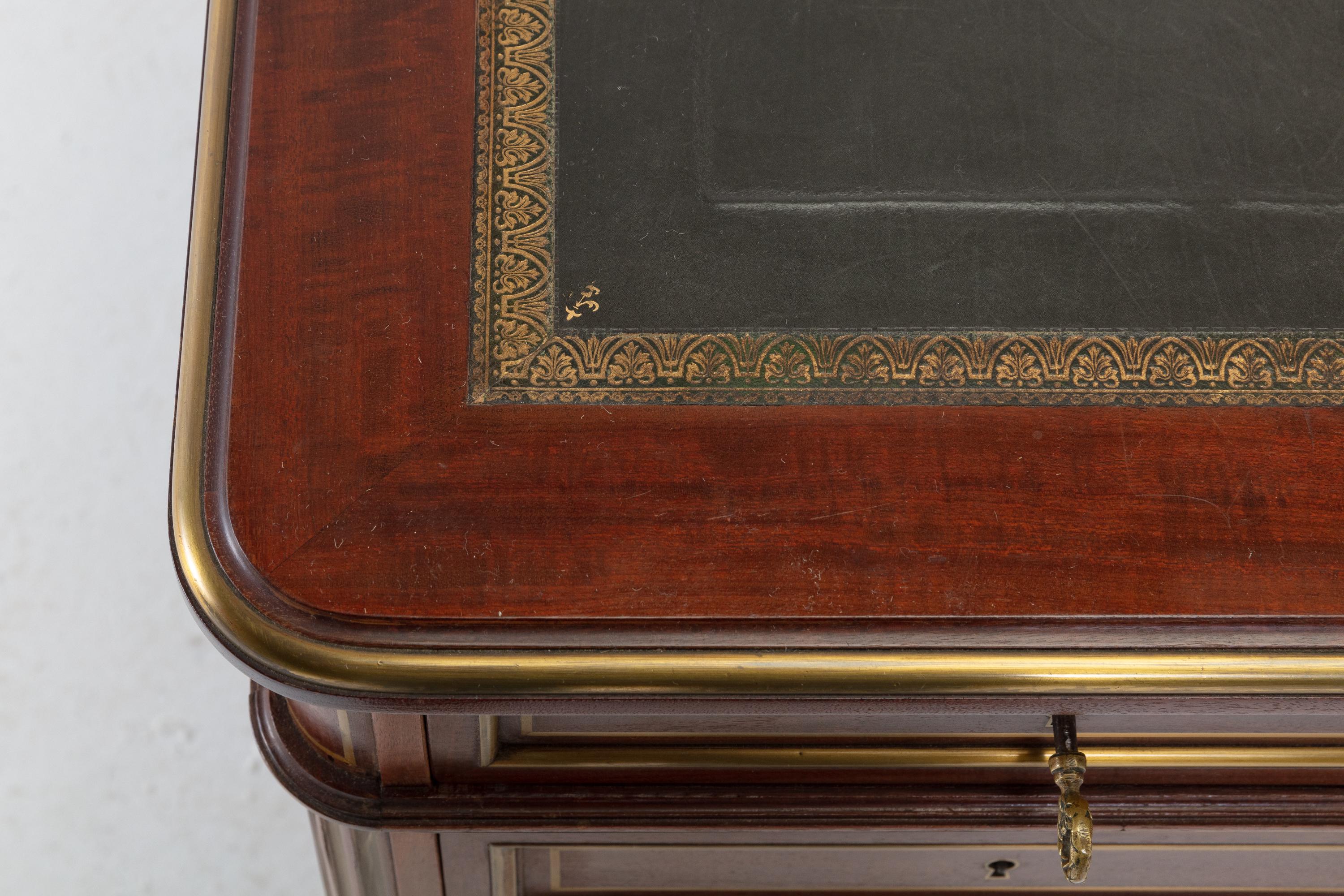 Französischer Mahagoni-Schreibtisch mit Messingintarsien aus dem 19. Jahrhundert im Angebot 10