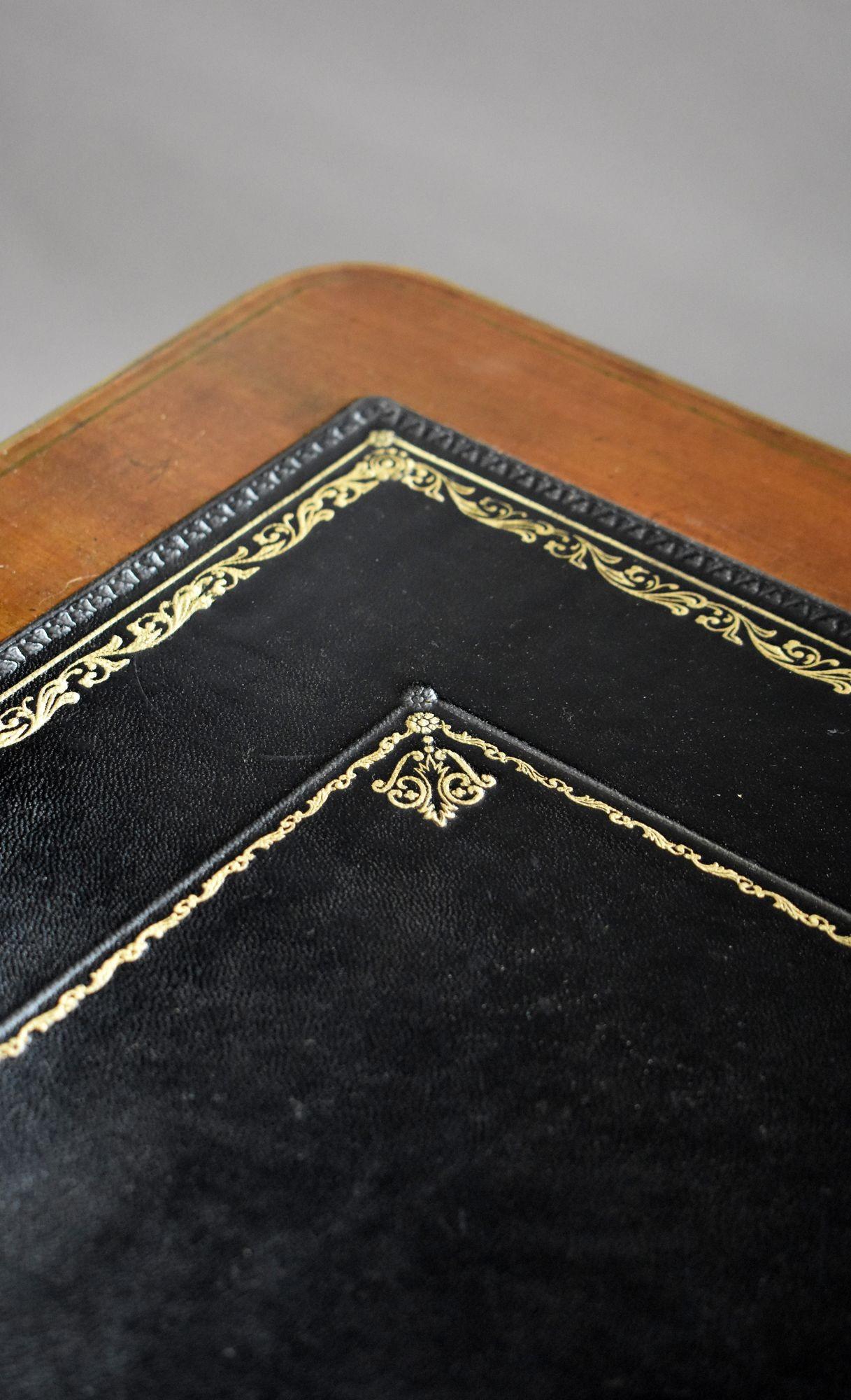 Tavolo da scrittura francese in mogano intarsiato in ottone del XIX secolo in vendita 5