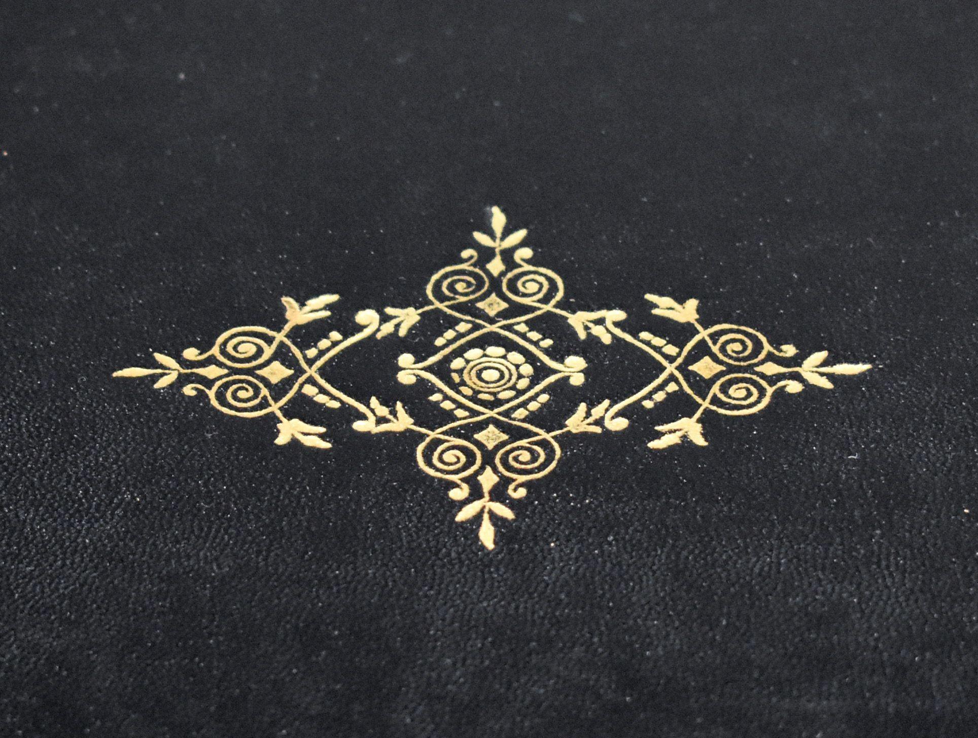 Tavolo da scrittura francese in mogano intarsiato in ottone del XIX secolo in vendita 6