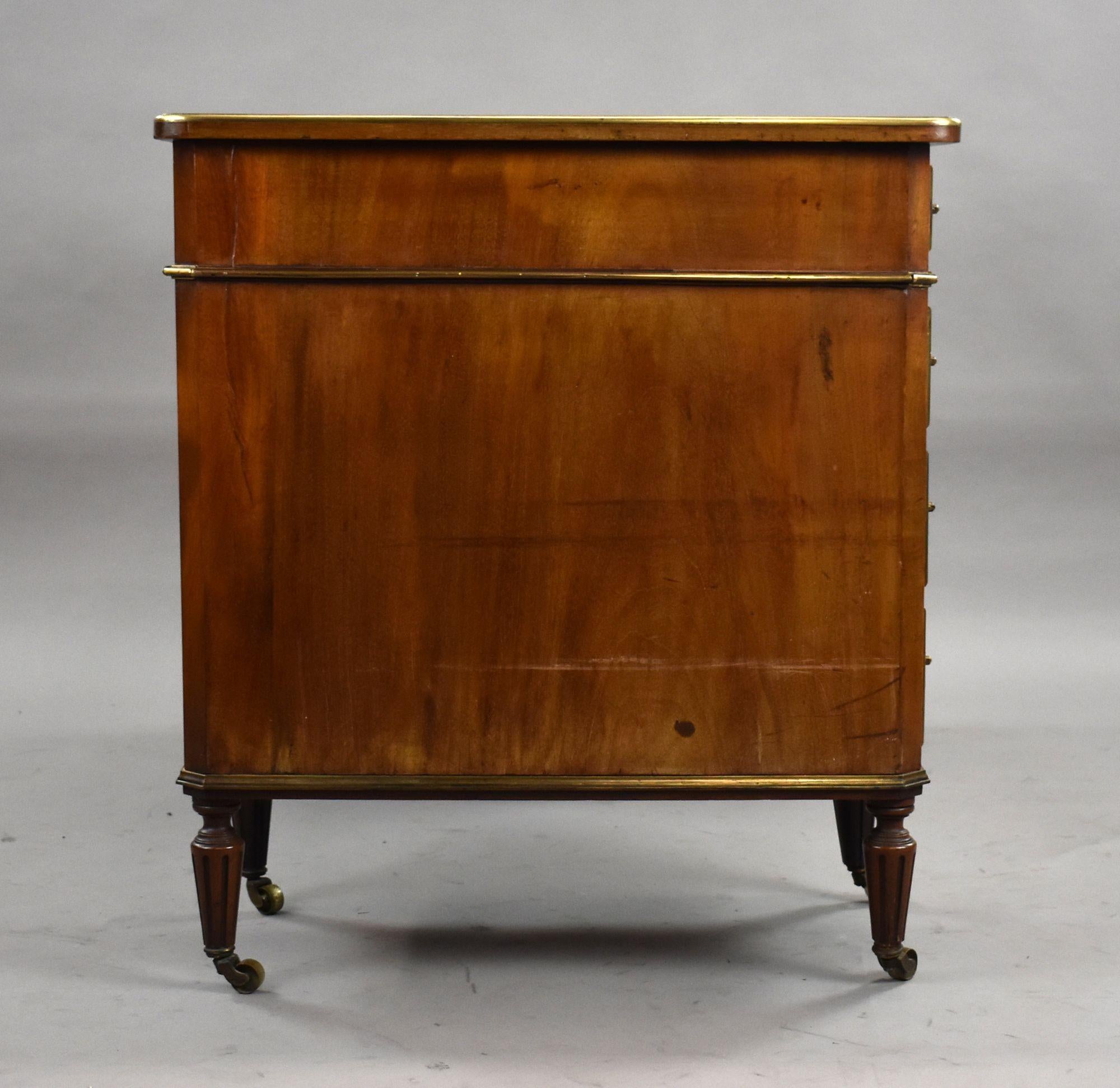 Inglese Tavolo da scrittura francese in mogano intarsiato in ottone del XIX secolo in vendita