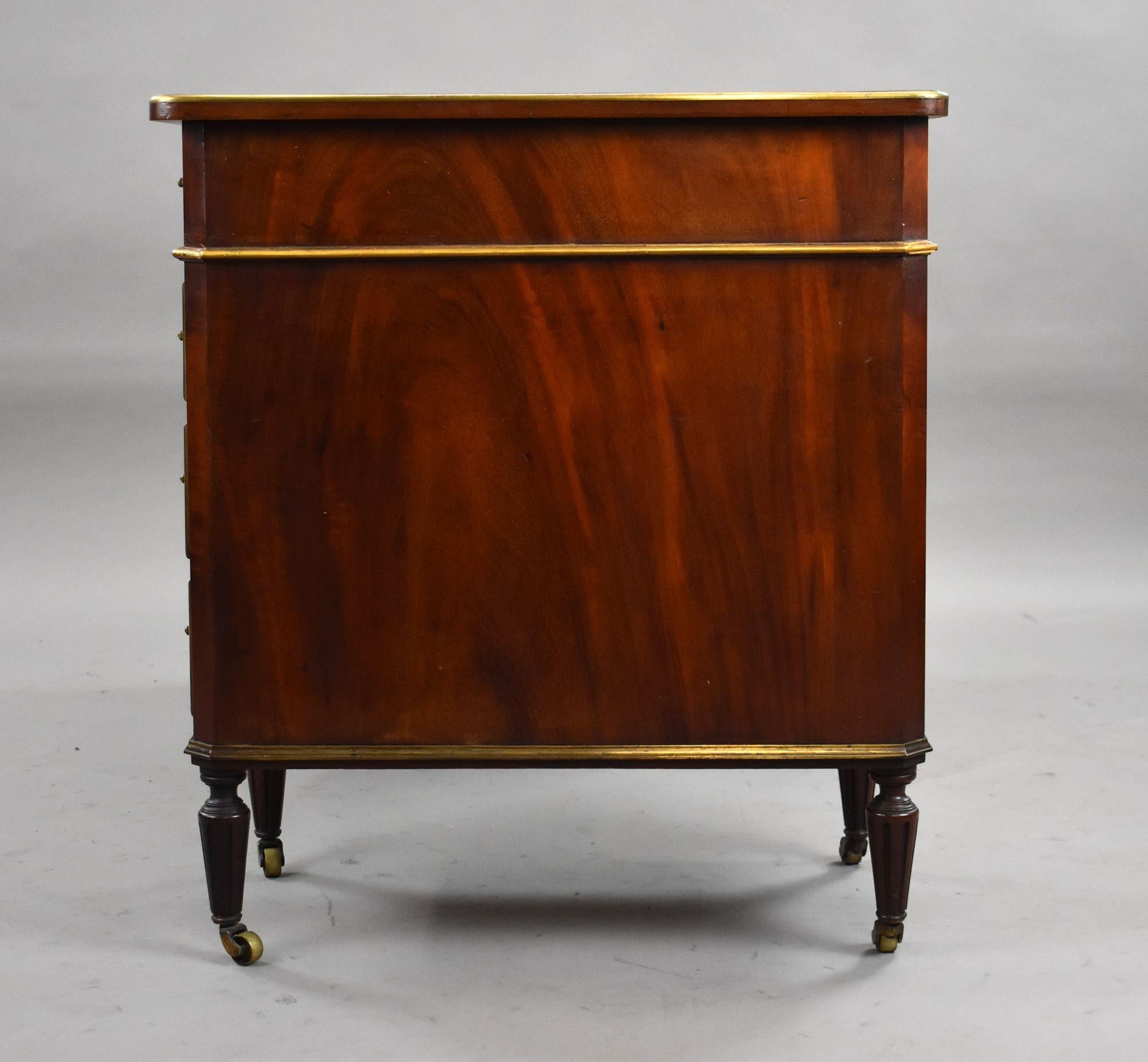 Mogano Tavolo da scrittura francese in mogano intarsiato in ottone del XIX secolo in vendita