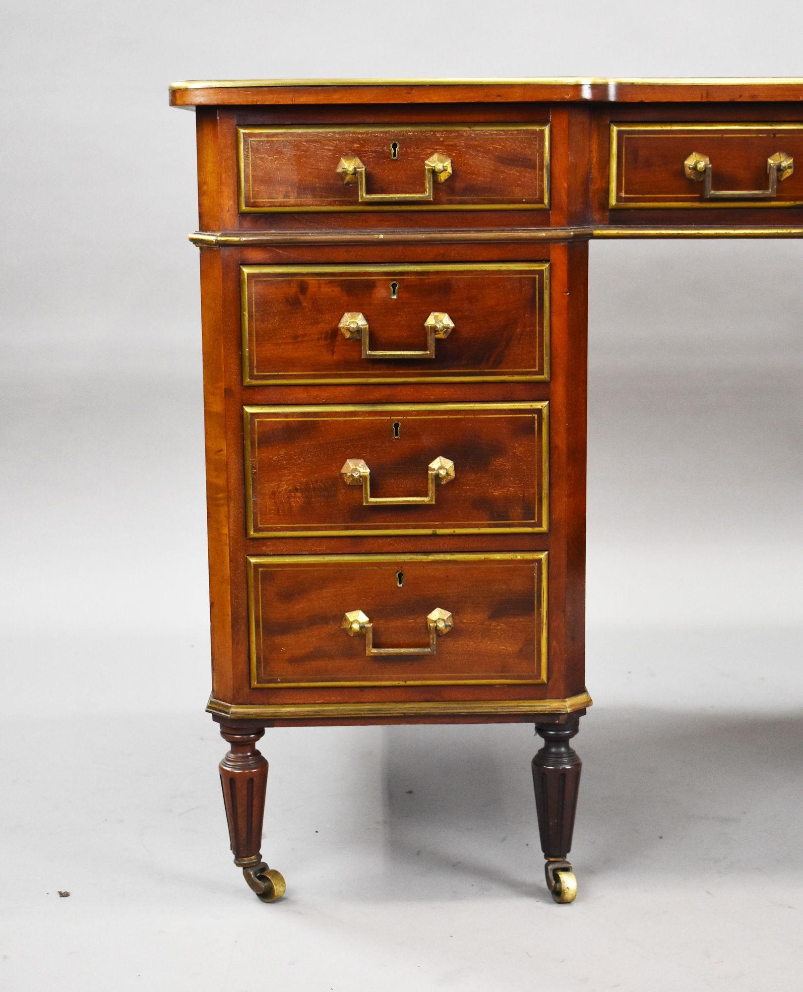 Tavolo da scrittura francese in mogano intarsiato in ottone del XIX secolo in vendita 2