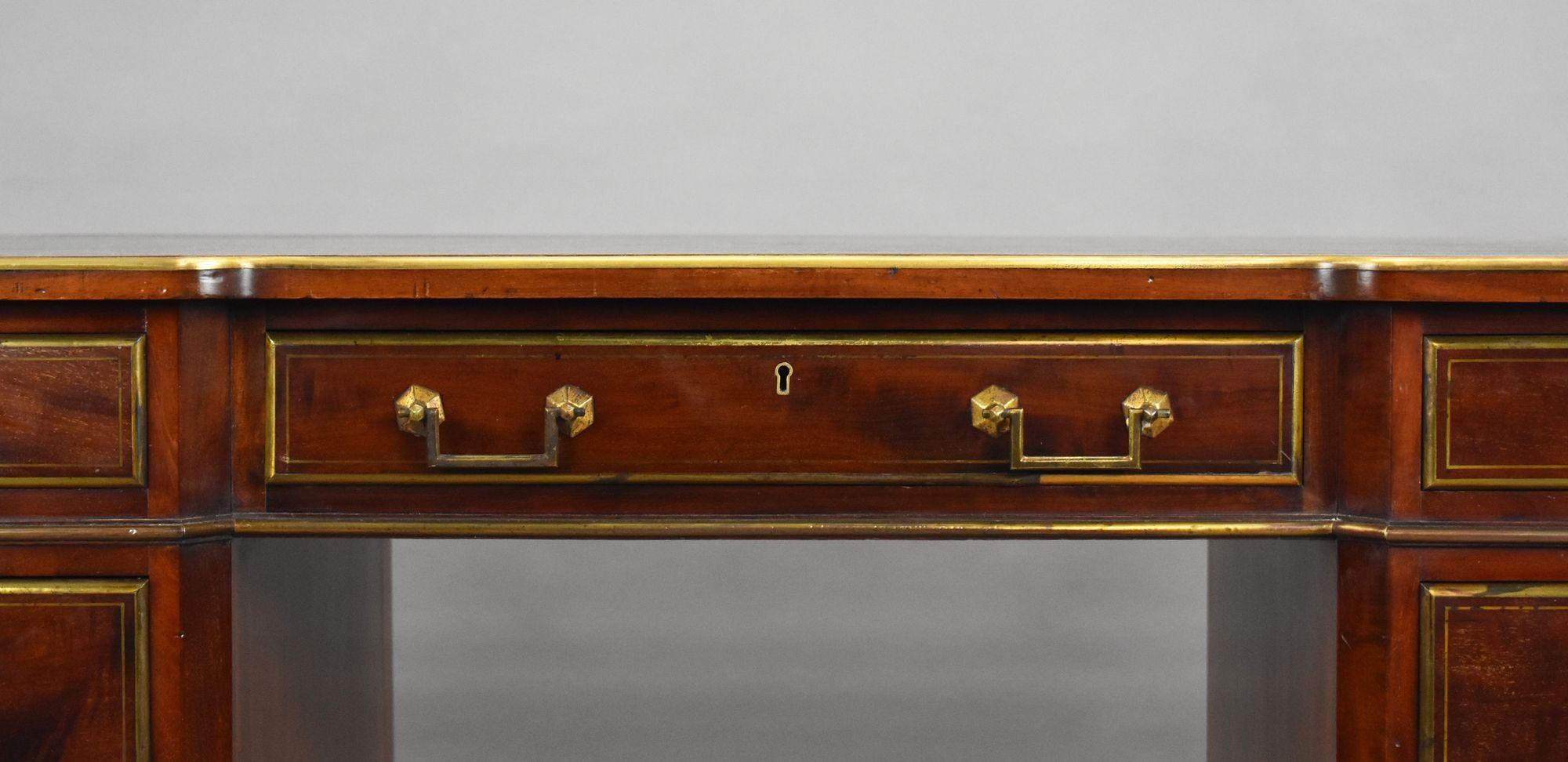 Tavolo da scrittura francese in mogano intarsiato in ottone del XIX secolo in vendita 3