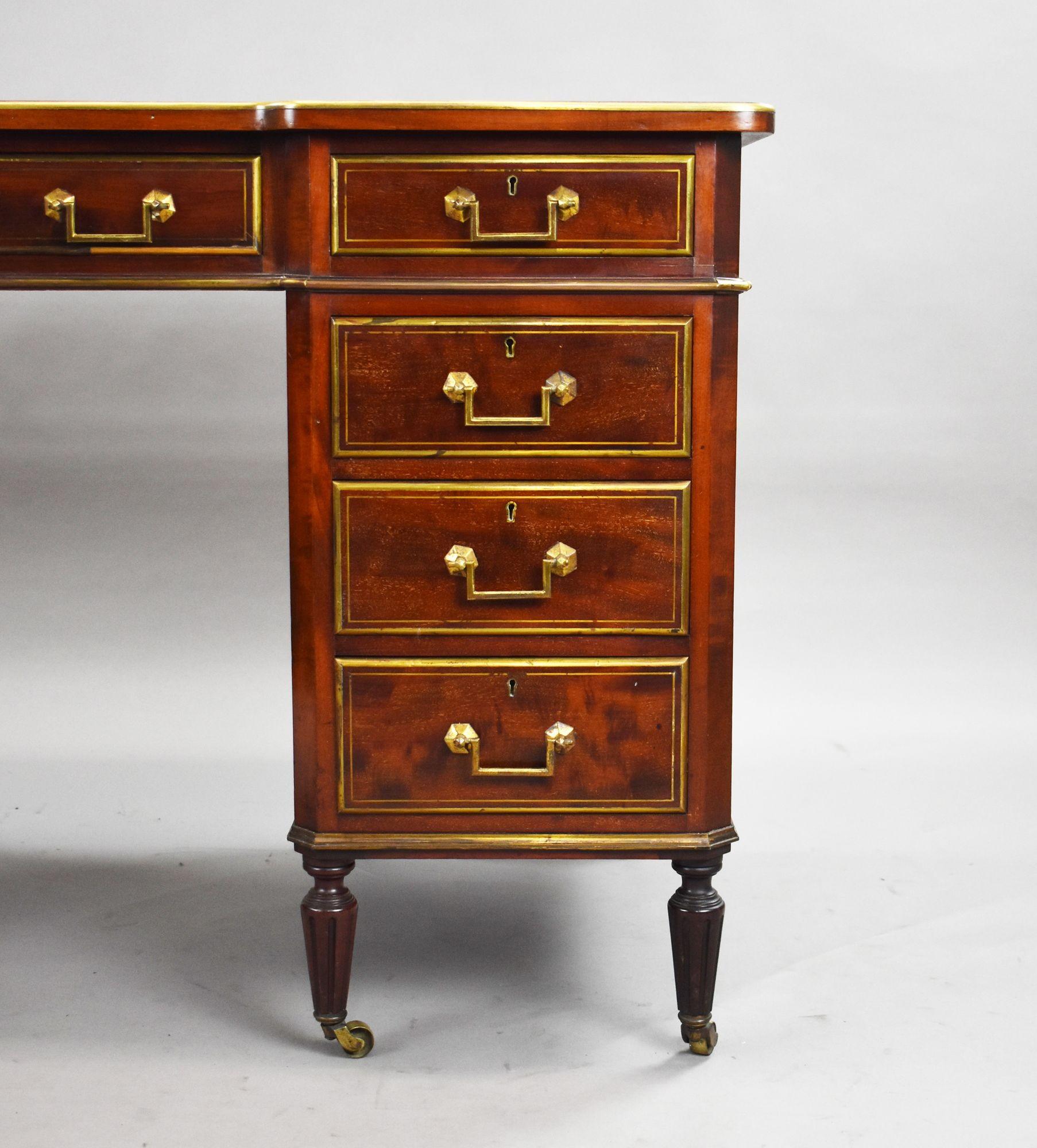 Tavolo da scrittura francese in mogano intarsiato in ottone del XIX secolo in vendita 4