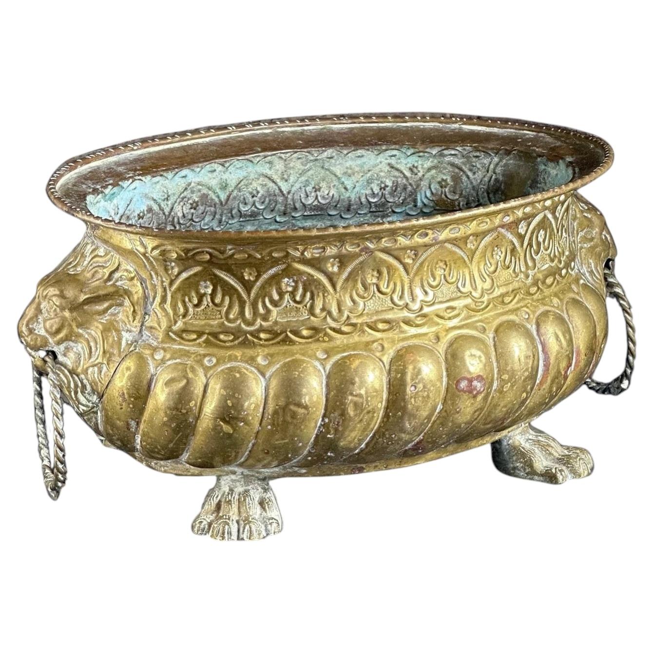 Jardinière française du XIXe siècle en laiton, ornée d'un masque de lion et reposant sur des pieds en forme de griffes - 31 cm