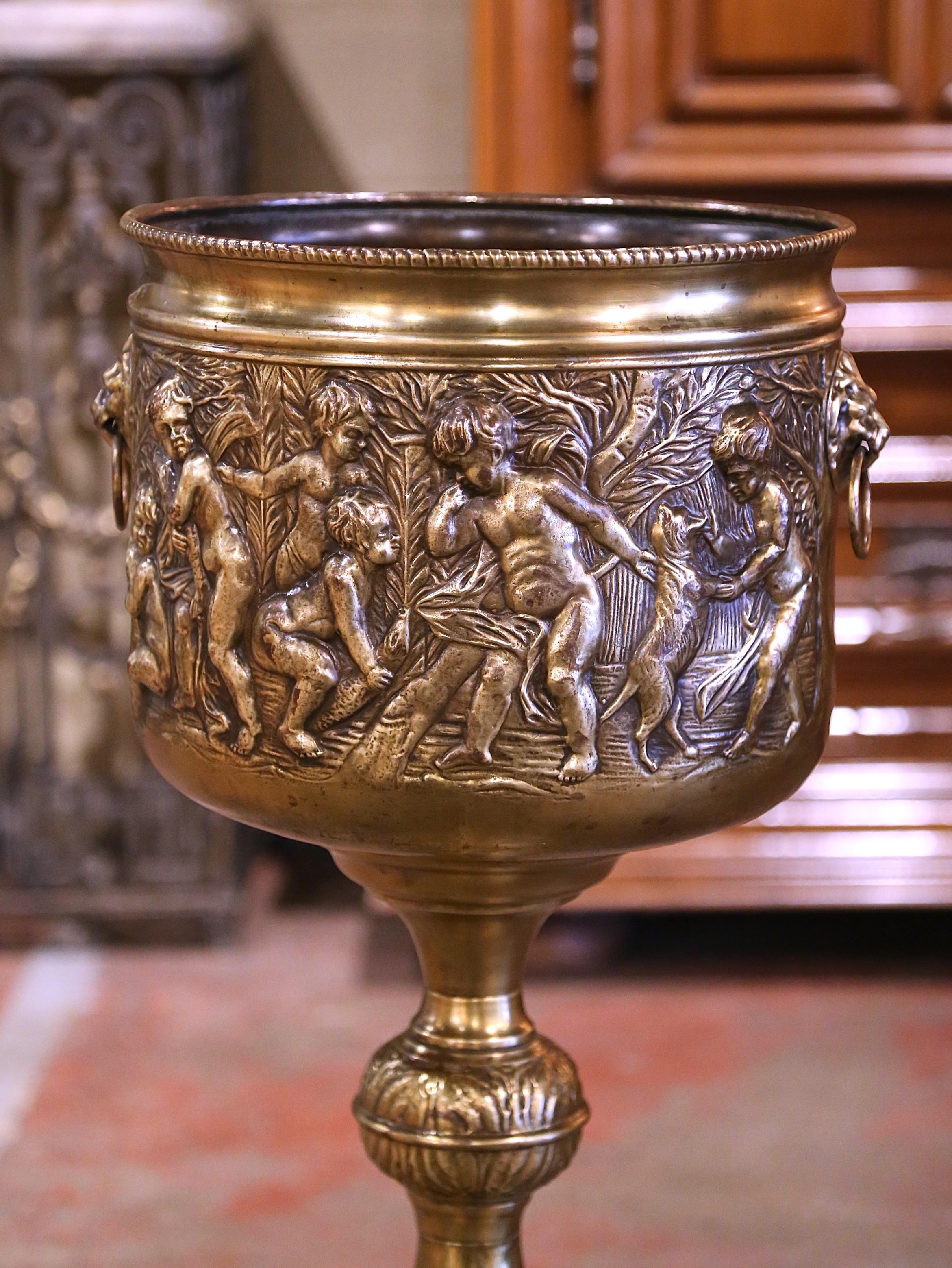 Questa grande e pesante fioriera in ottone antico è stata realizzata in Francia, intorno al 1880. Di forma rotonda, il vaso decorativo poggia su una base circolare integrale su un lungo stelo impreziosito da decorazioni ad anello tornite. Il vaso di
