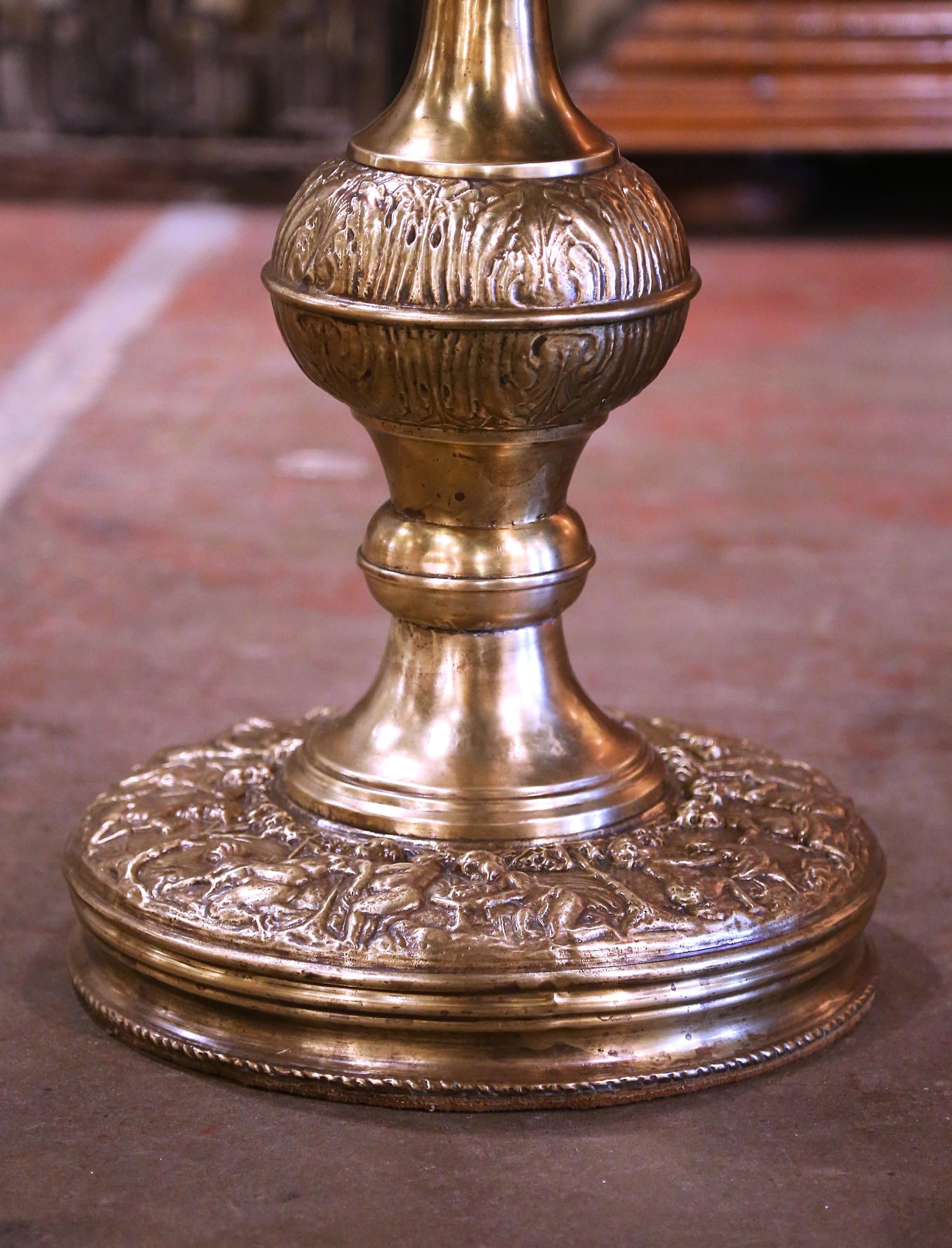 Napoleone III Cache-pot francese del 19° secolo in ottone repousse su piedistallo integrato in vendita
