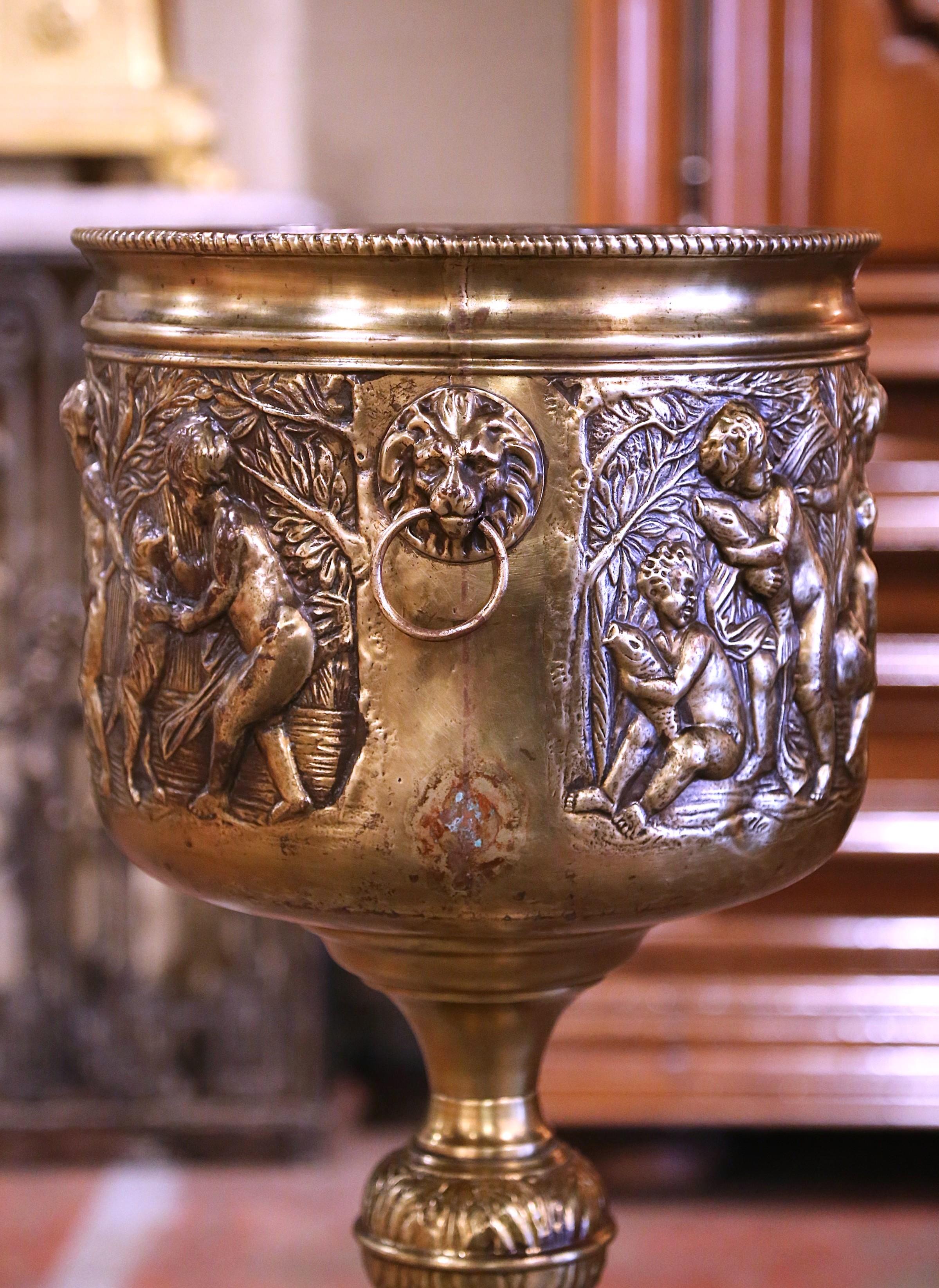 Francese Cache-pot francese del 19° secolo in ottone repousse su piedistallo integrato in vendita