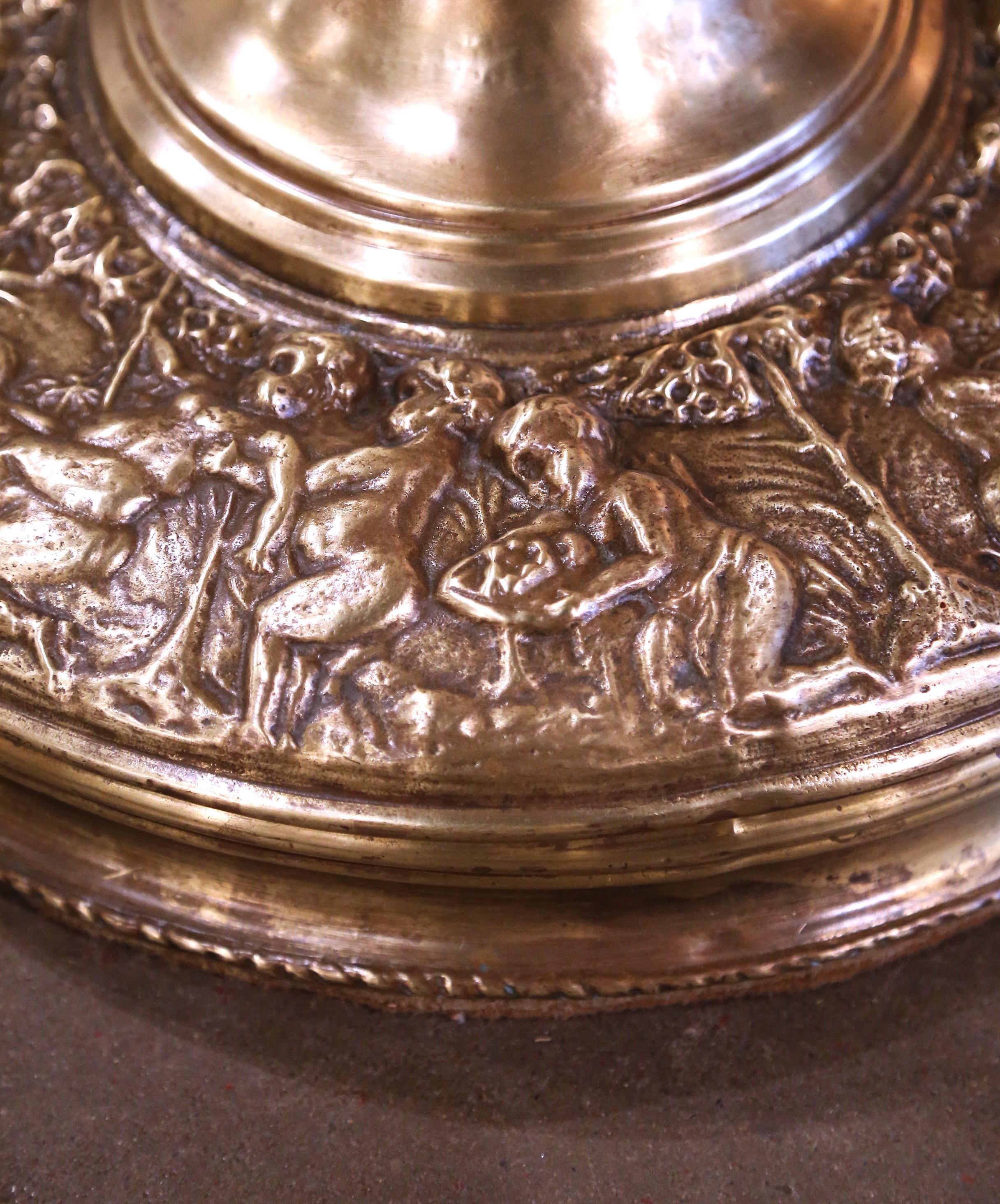 XIX secolo Cache-pot francese del 19° secolo in ottone repousse su piedistallo integrato in vendita