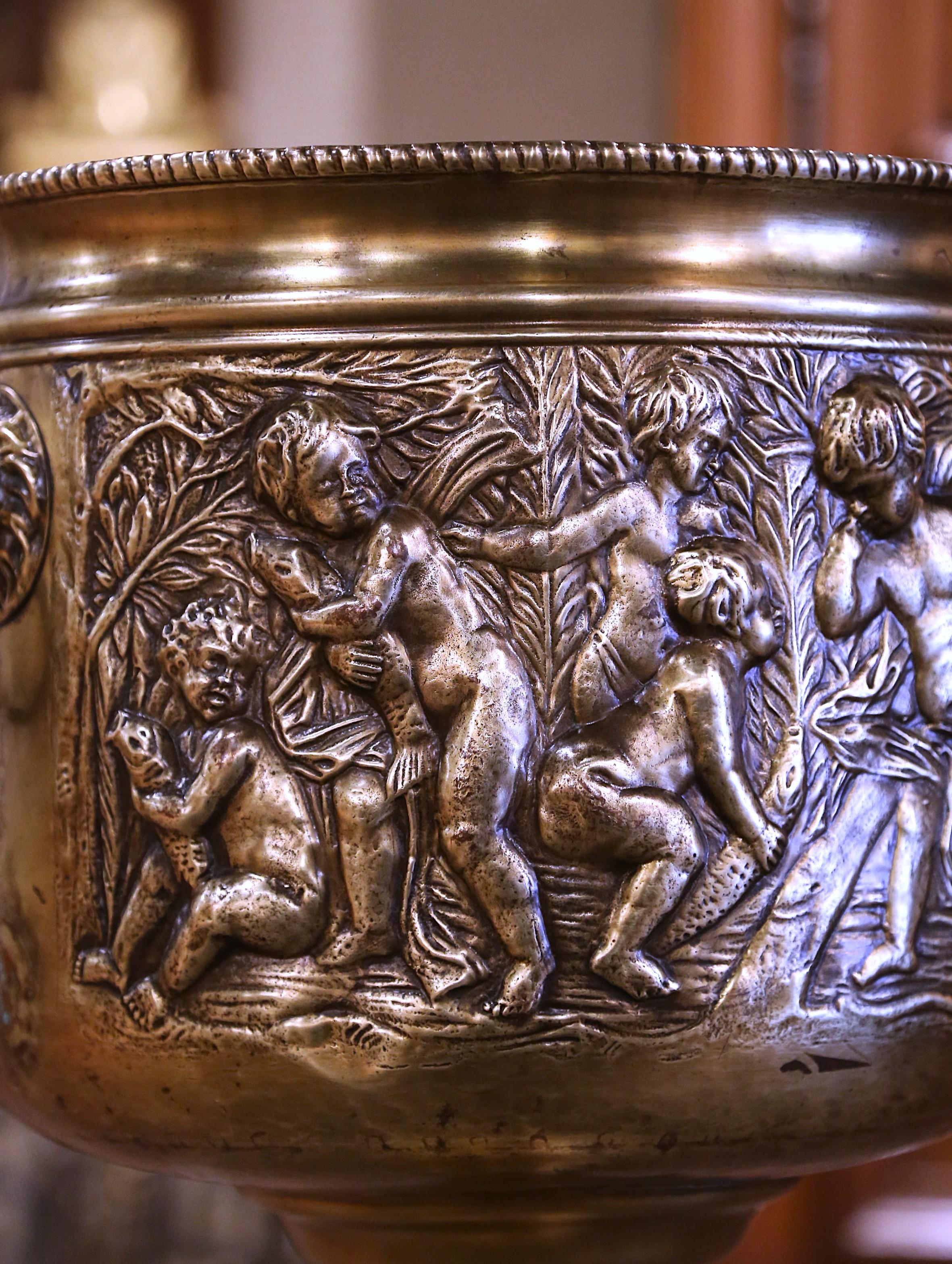 Ottone Cache-pot francese del 19° secolo in ottone repousse su piedistallo integrato in vendita