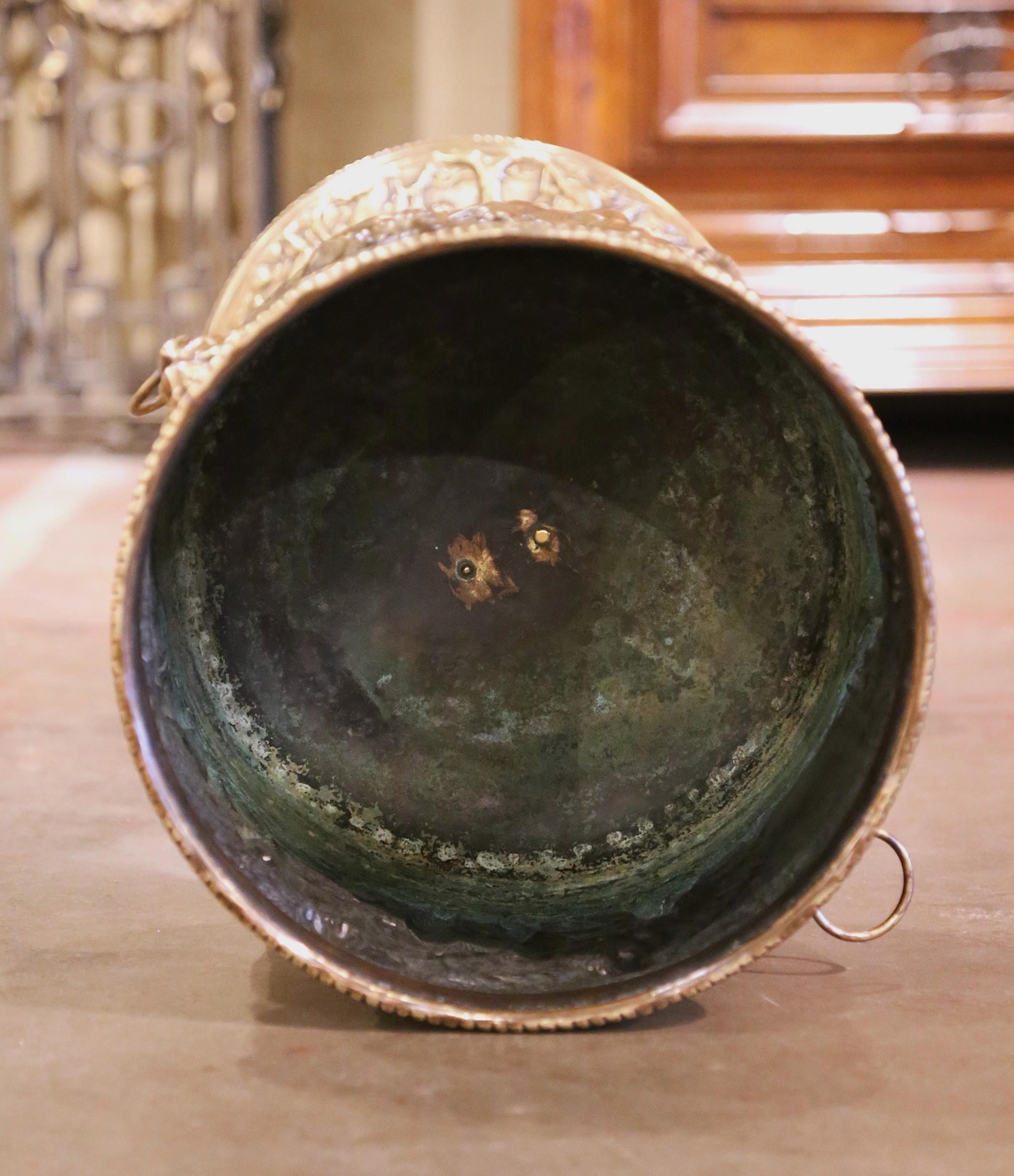 Cache-pot francese del 19° secolo in ottone repousse su piedistallo integrato in vendita 1