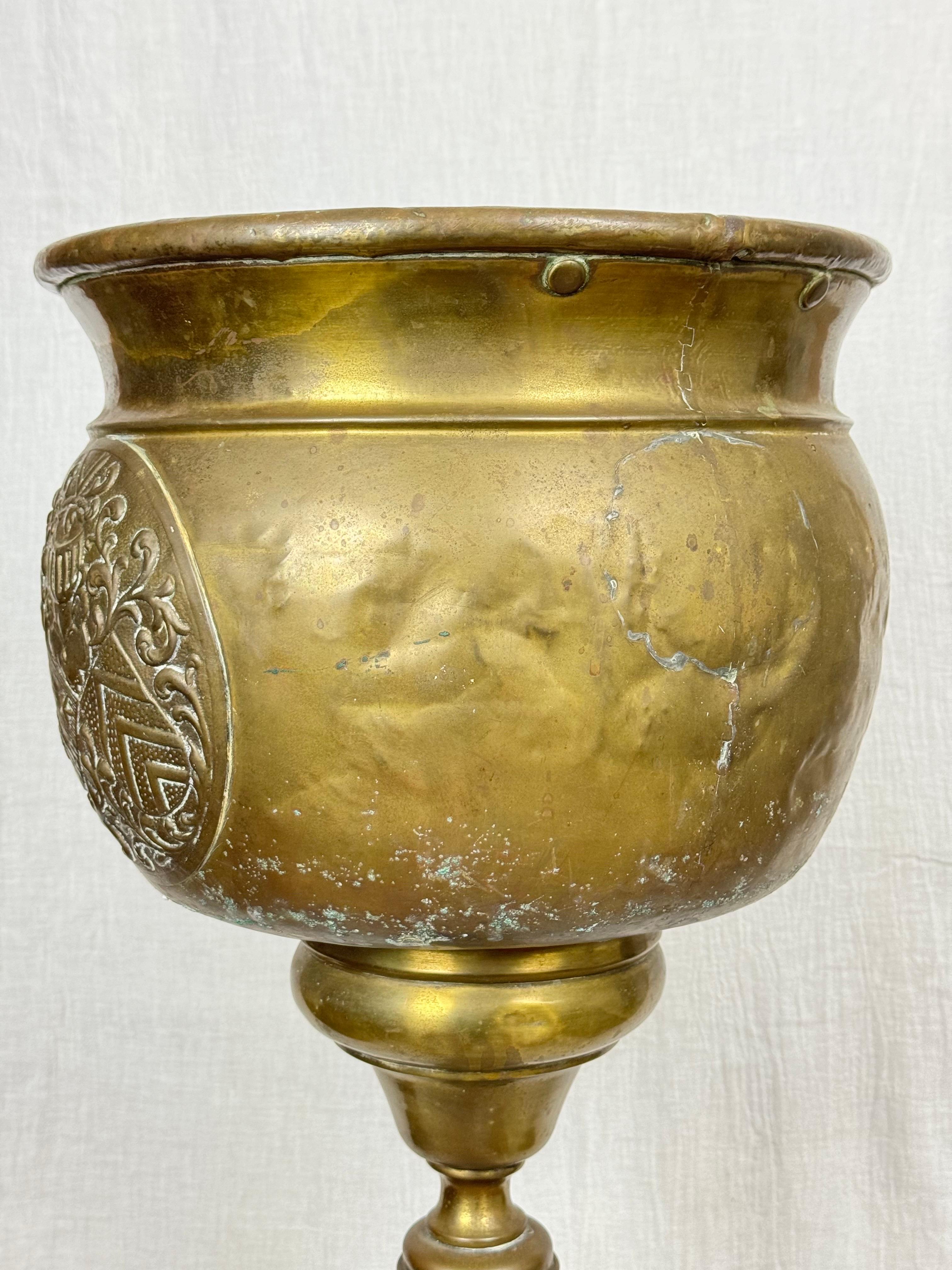 Cacharrero o Jardinera de latón repoussé francés del siglo XIX en venta 4