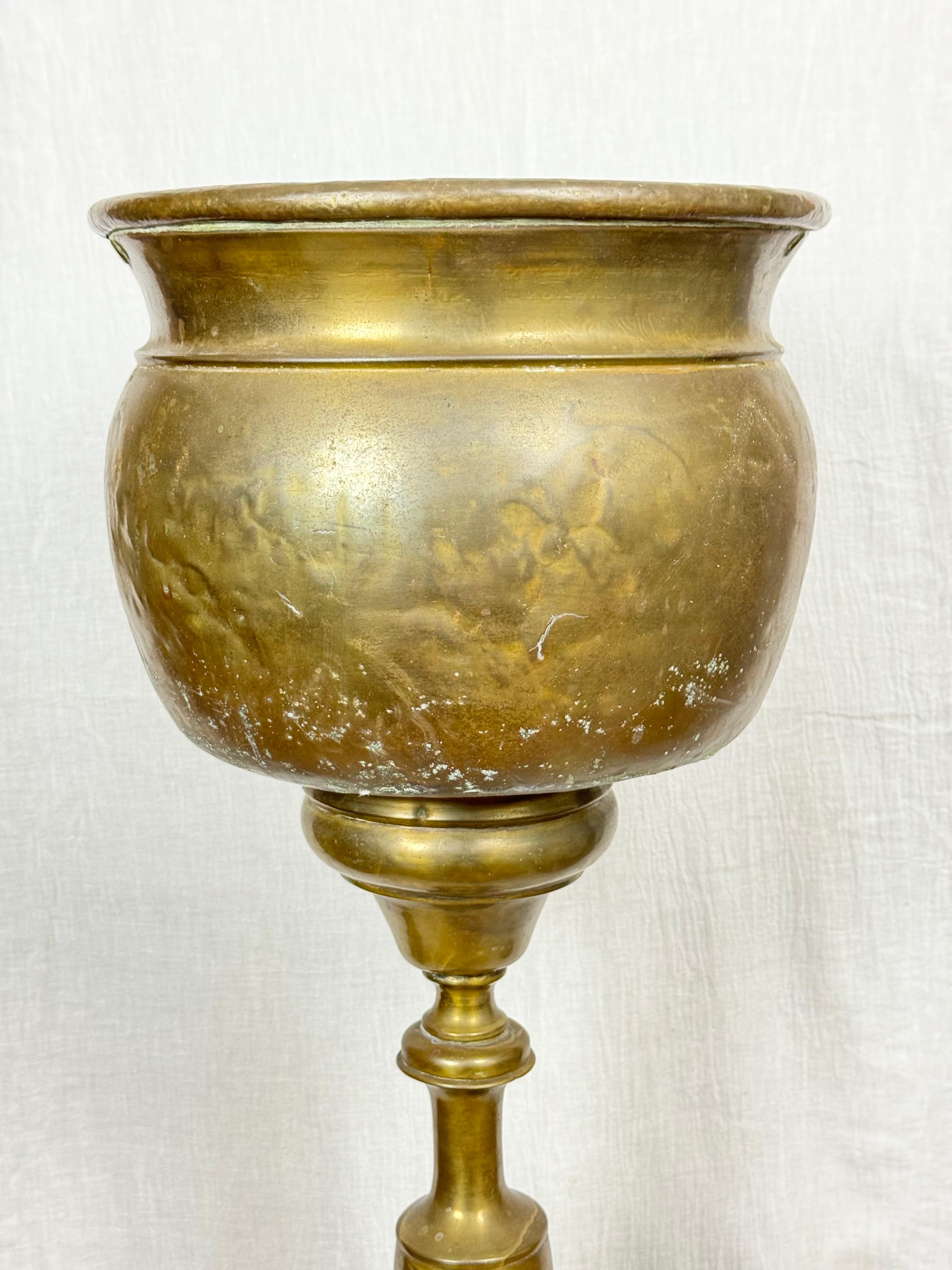 Cacharrero o Jardinera de latón repoussé francés del siglo XIX en venta 8