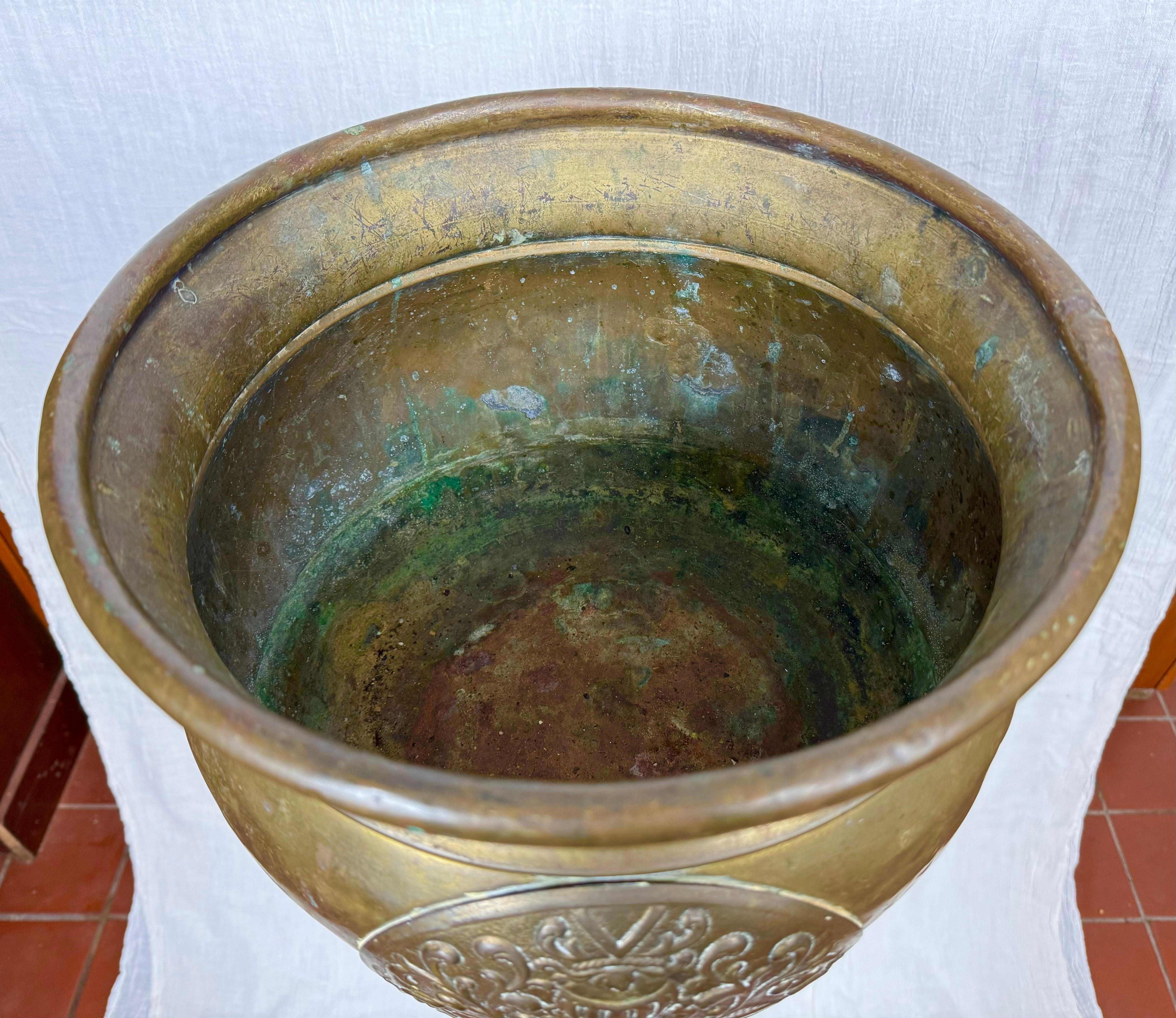 Cacharrero o Jardinera de latón repoussé francés del siglo XIX en venta 9