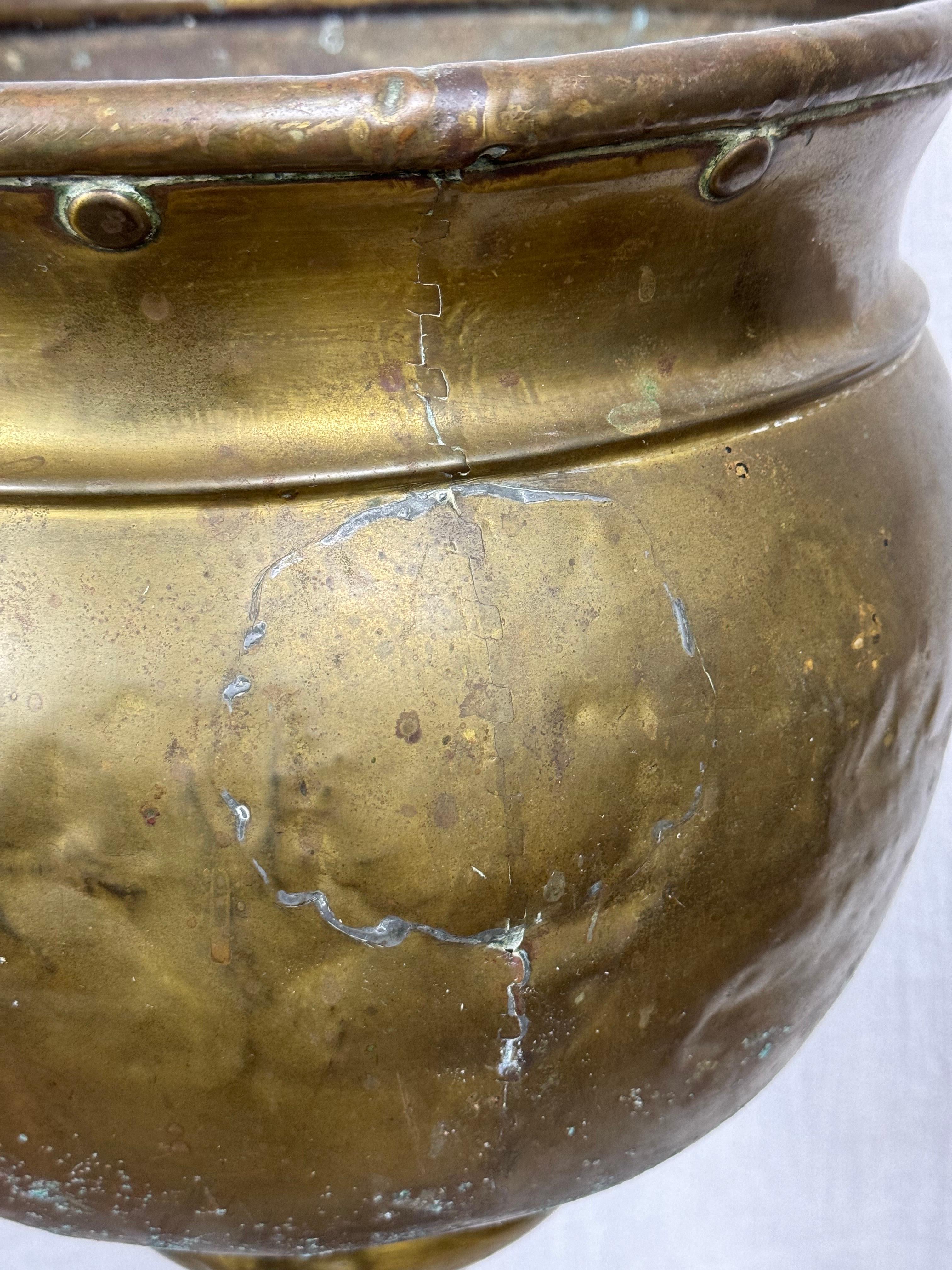 Cacharrero o Jardinera de latón repoussé francés del siglo XIX en venta 10