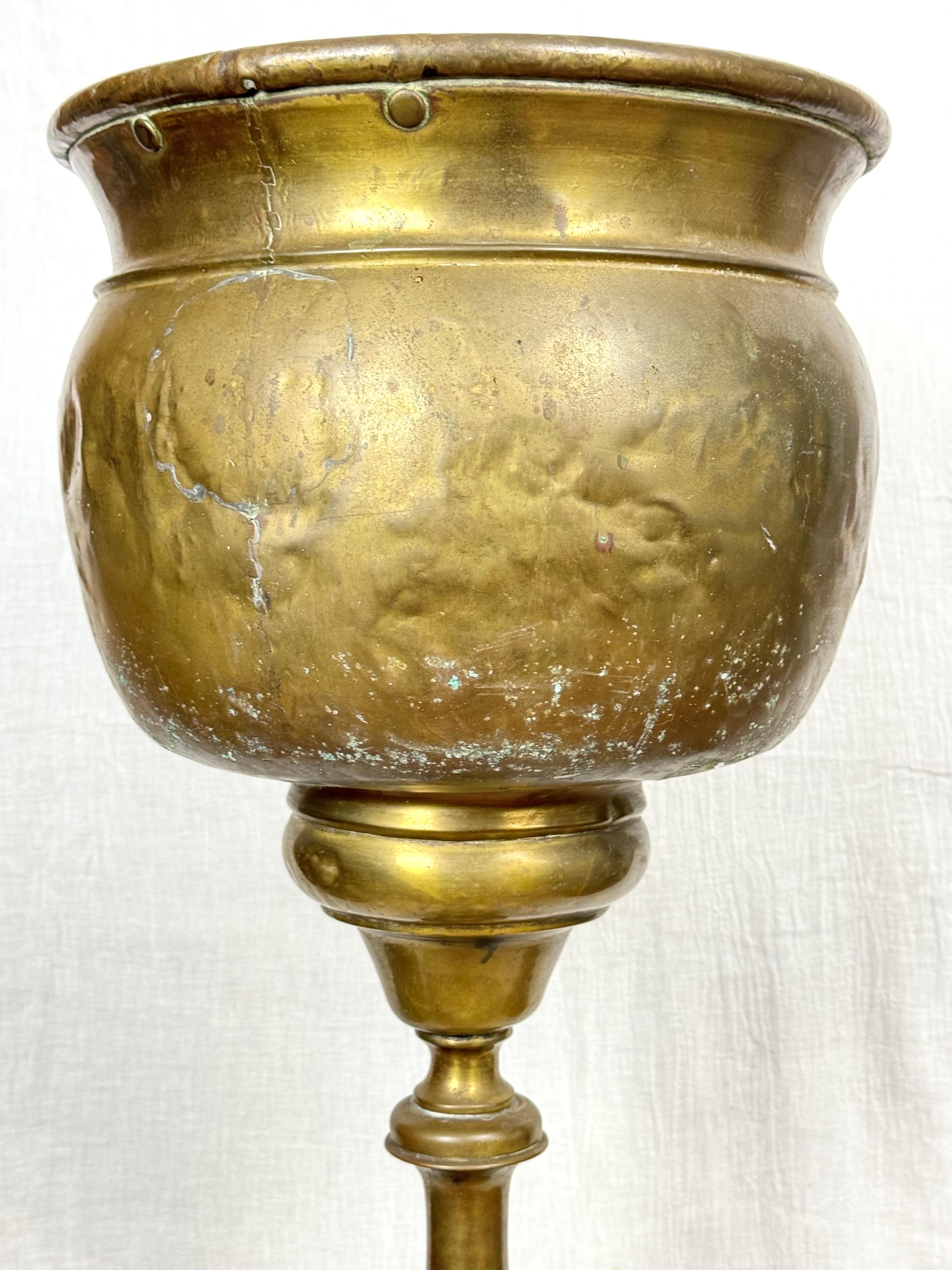 Cacharrero o Jardinera de latón repoussé francés del siglo XIX en venta 11