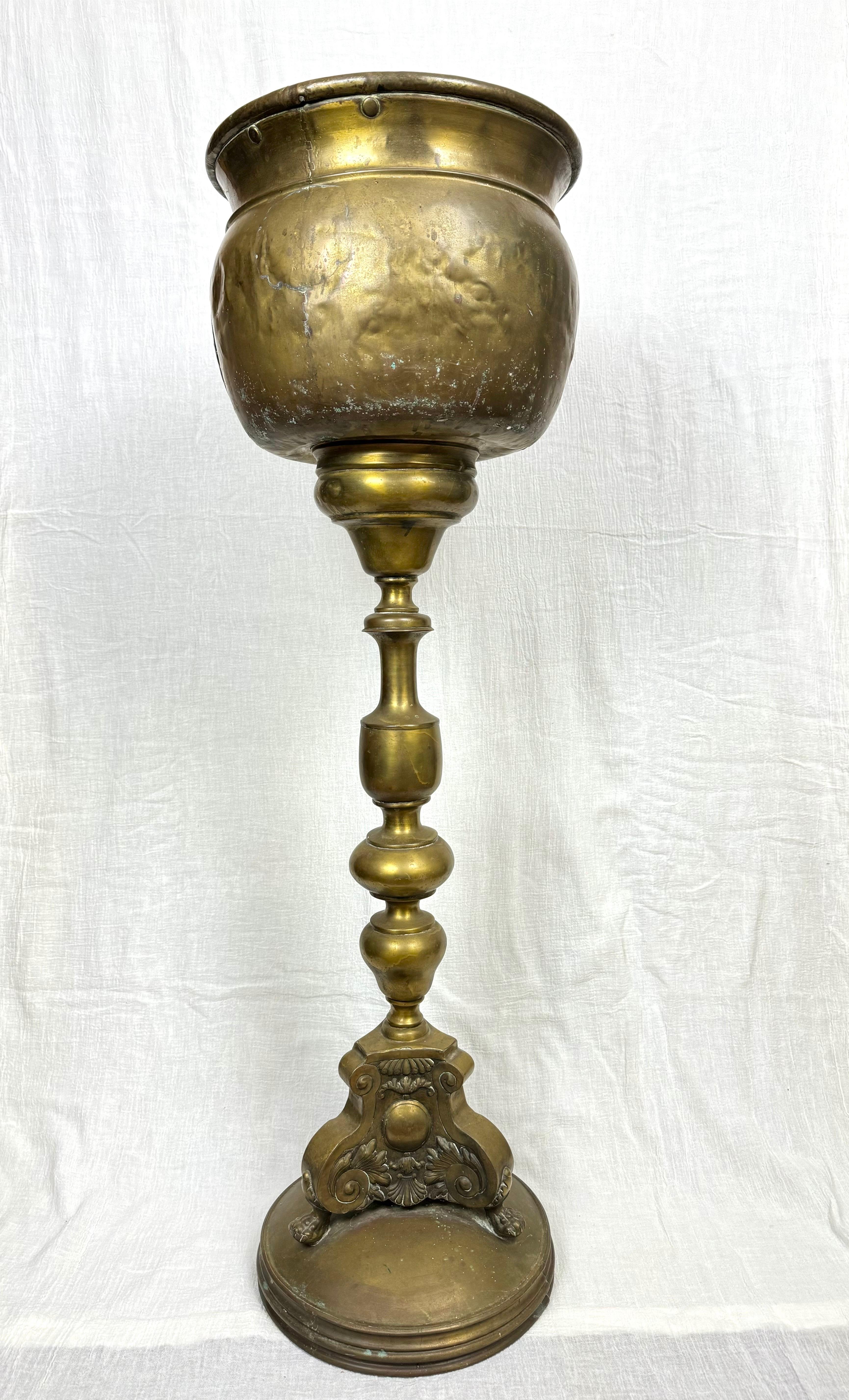 Cacharrero o Jardinera de Latón Repoussé Francés u Holandés del Siglo XIX. Decorado con un bonito escudo o blasón. Uso perfecto como macetero o como cubo para champán. Elegante pieza que podría haber salido de un castillo o una iglesia. La
