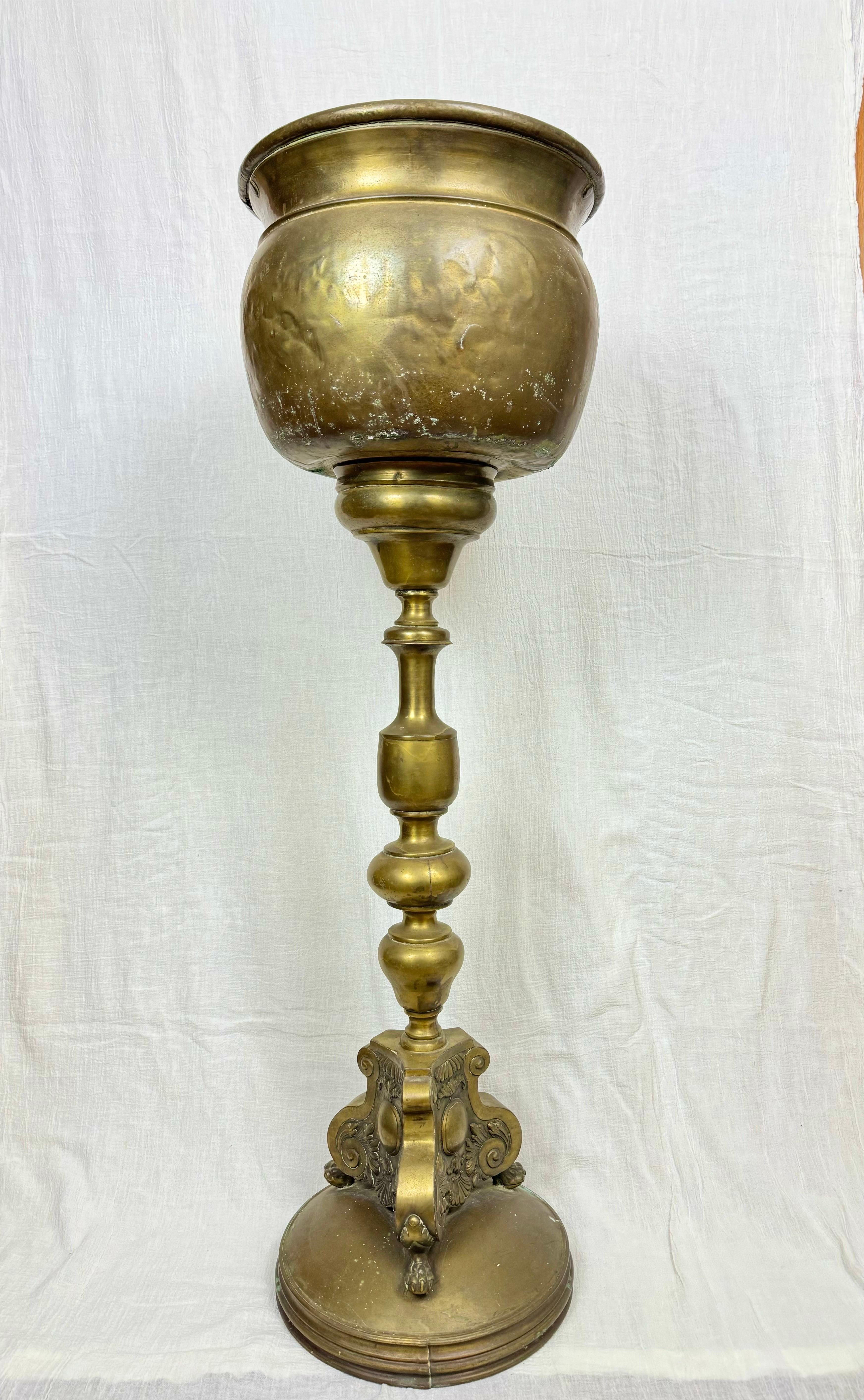 Cacharrero o Jardinera de latón repoussé francés del siglo XIX Francés en venta