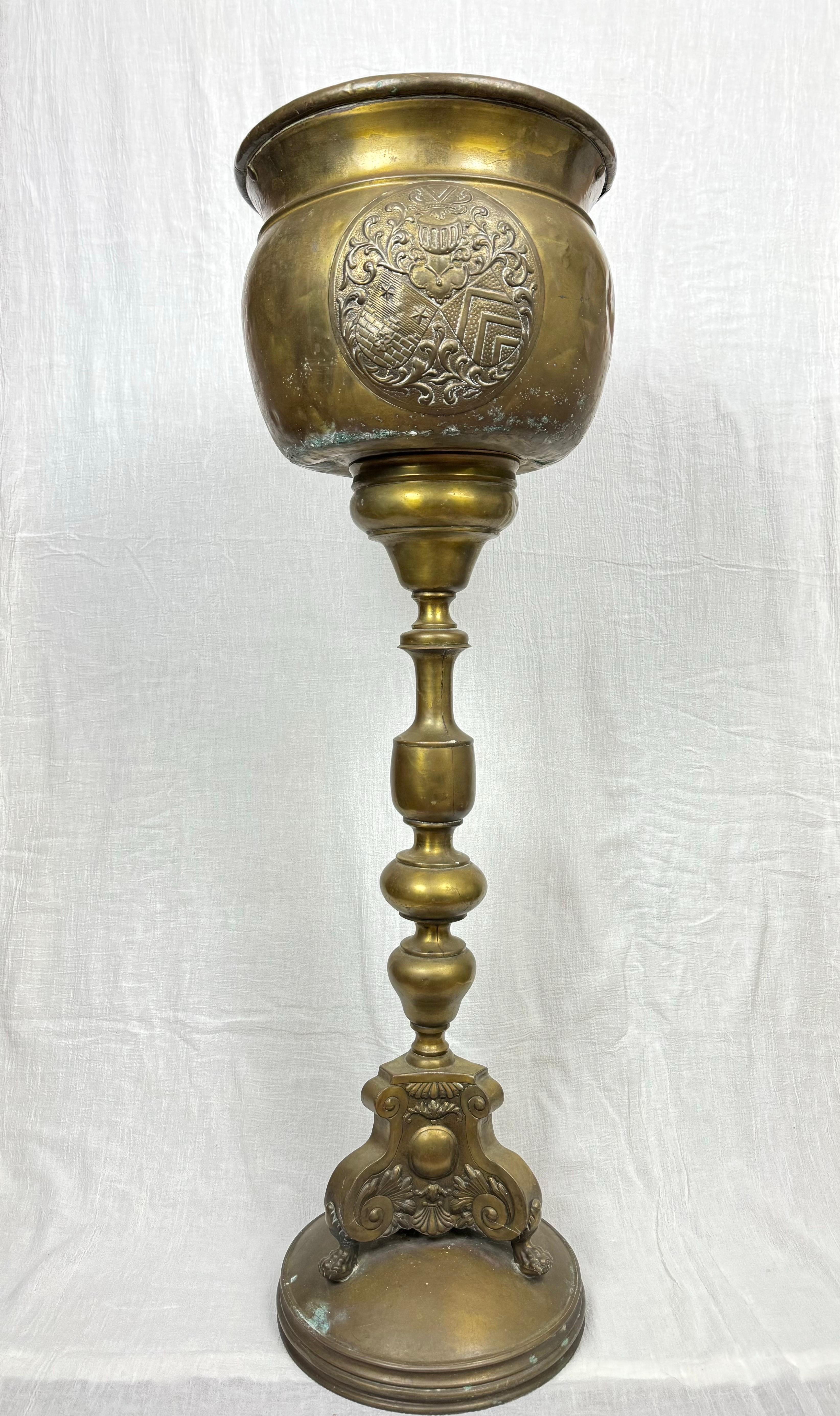 Cacharrero o Jardinera de latón repoussé francés del siglo XIX En relieve en venta