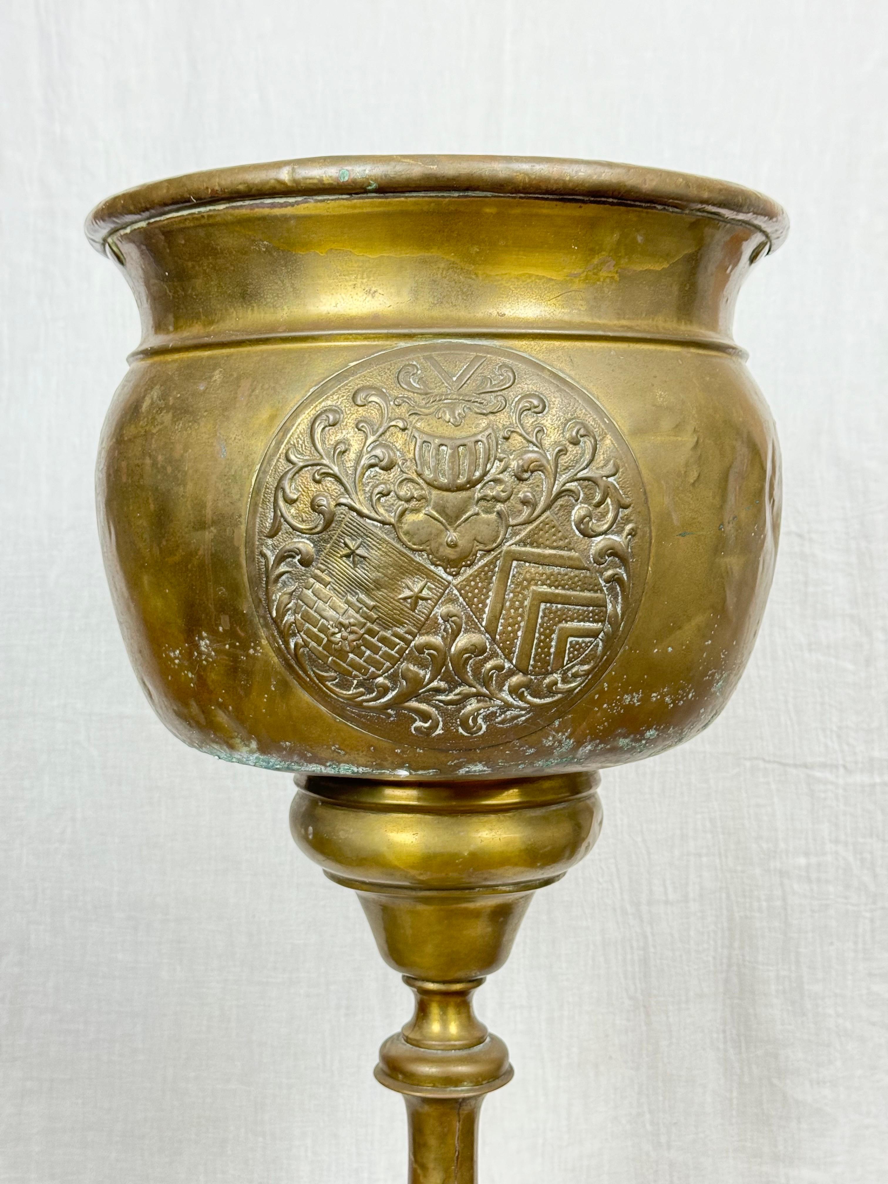 Cacharrero o Jardinera de latón repoussé francés del siglo XIX Latón en venta
